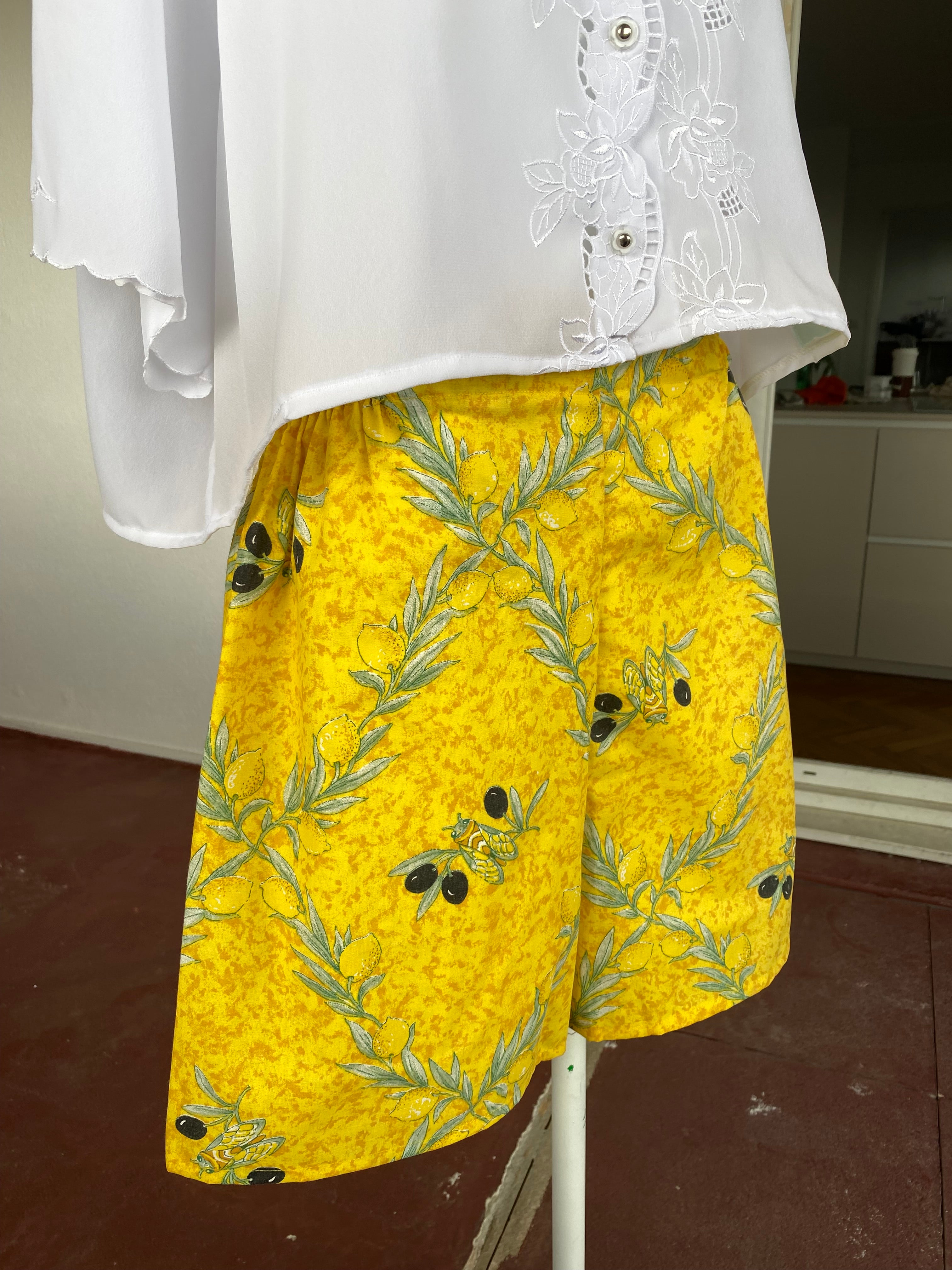Short • Taille M • Short upcyclé motif provençal jaune citron cigales et olives