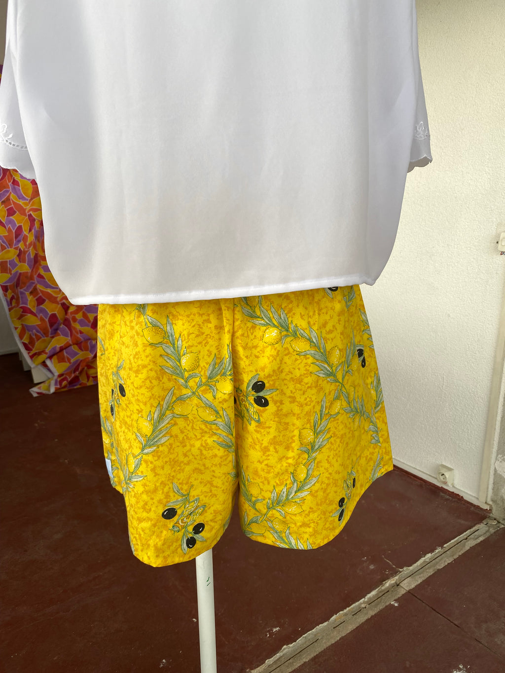 Short • Taille M • Short upcyclé motif provençal jaune citron cigales et olives