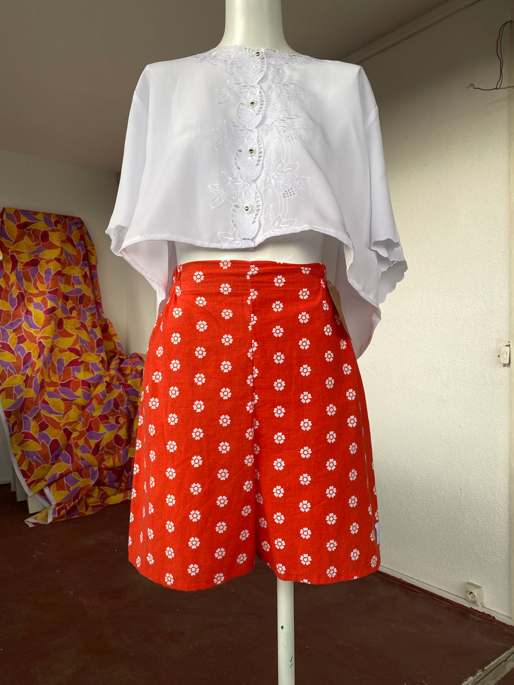 .Short • Taille XS/S • Short upcyclé coton rouge à fleurs blanches