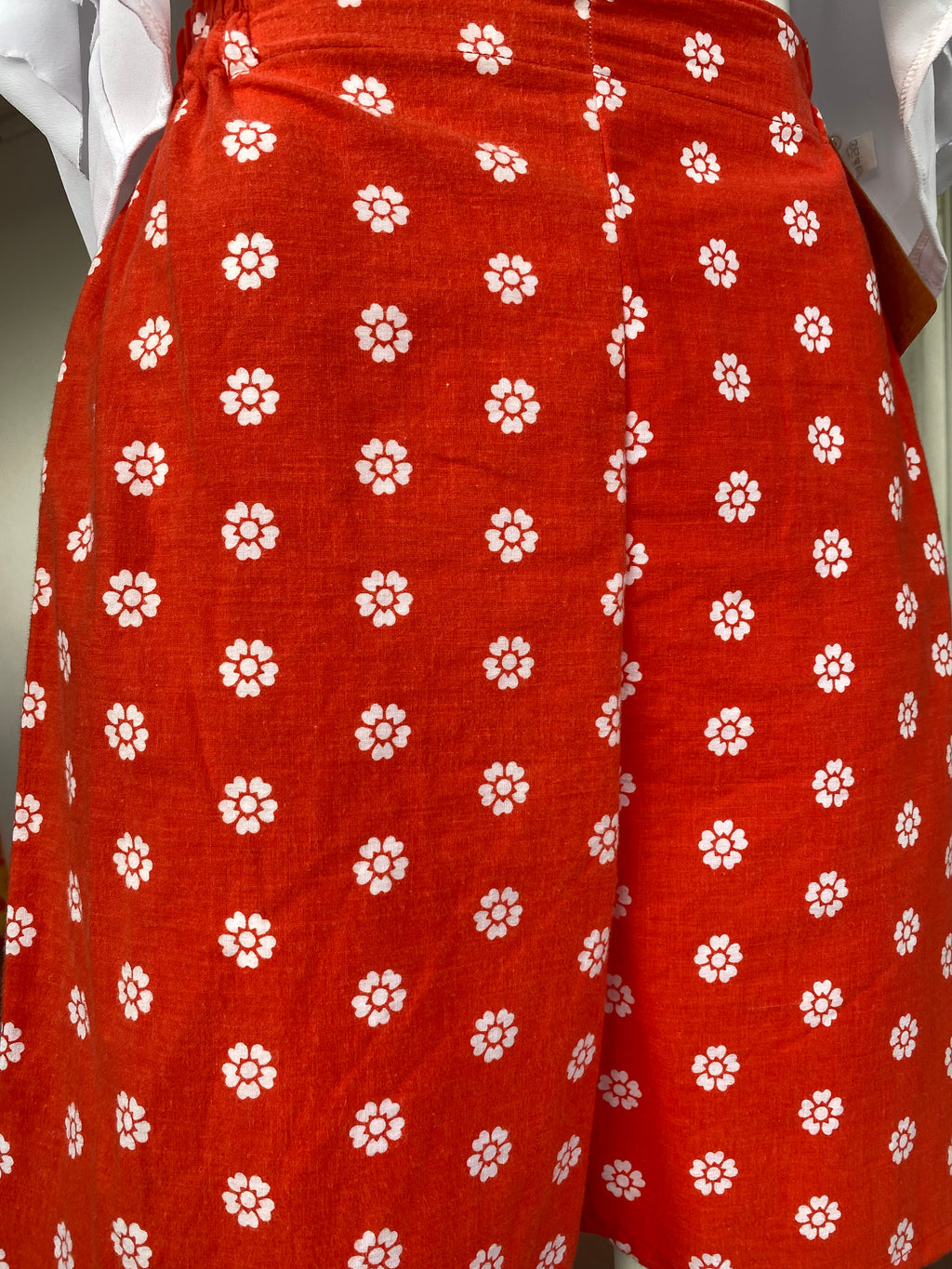 .Short • Taille XS/S • Short upcyclé coton rouge à fleurs blanches