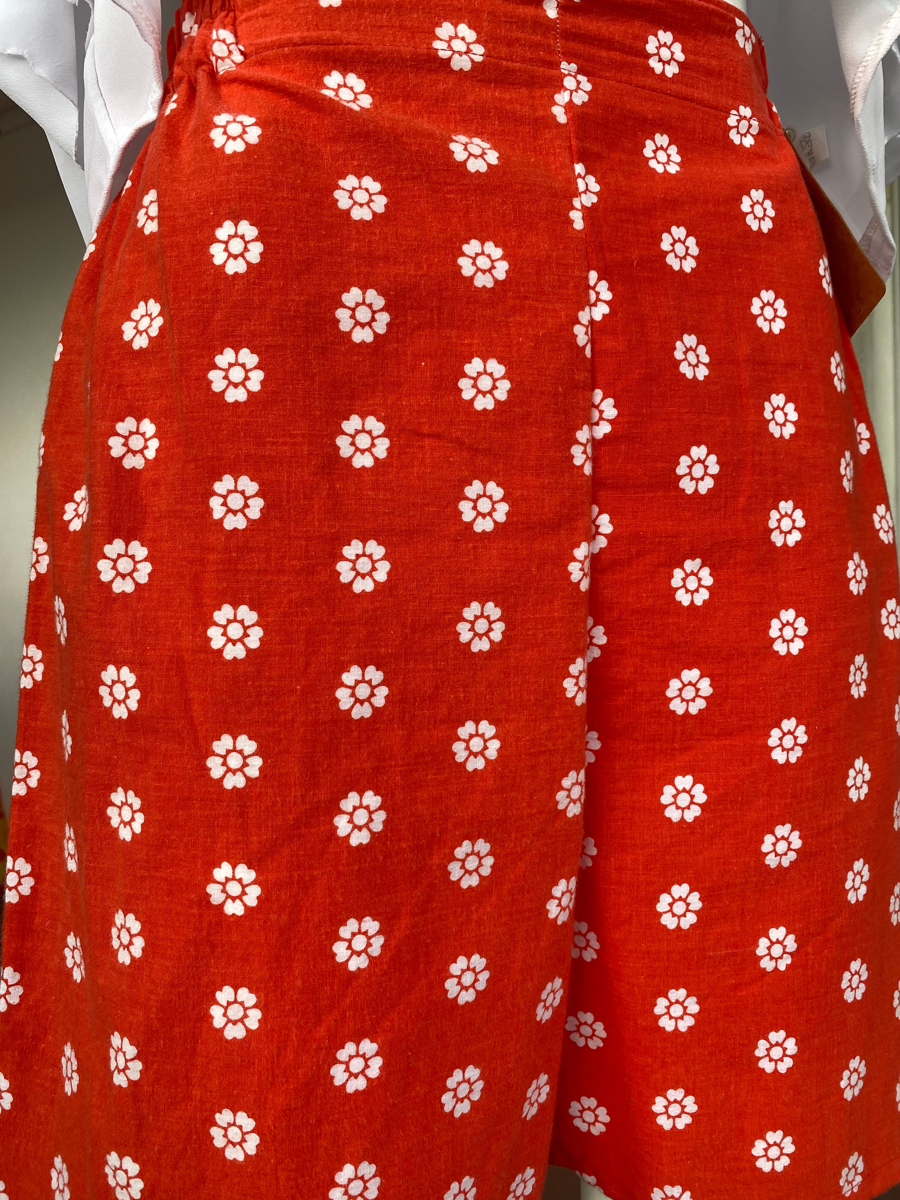 .Short • Taille XS/S • Short upcyclé coton rouge à fleurs blanches
