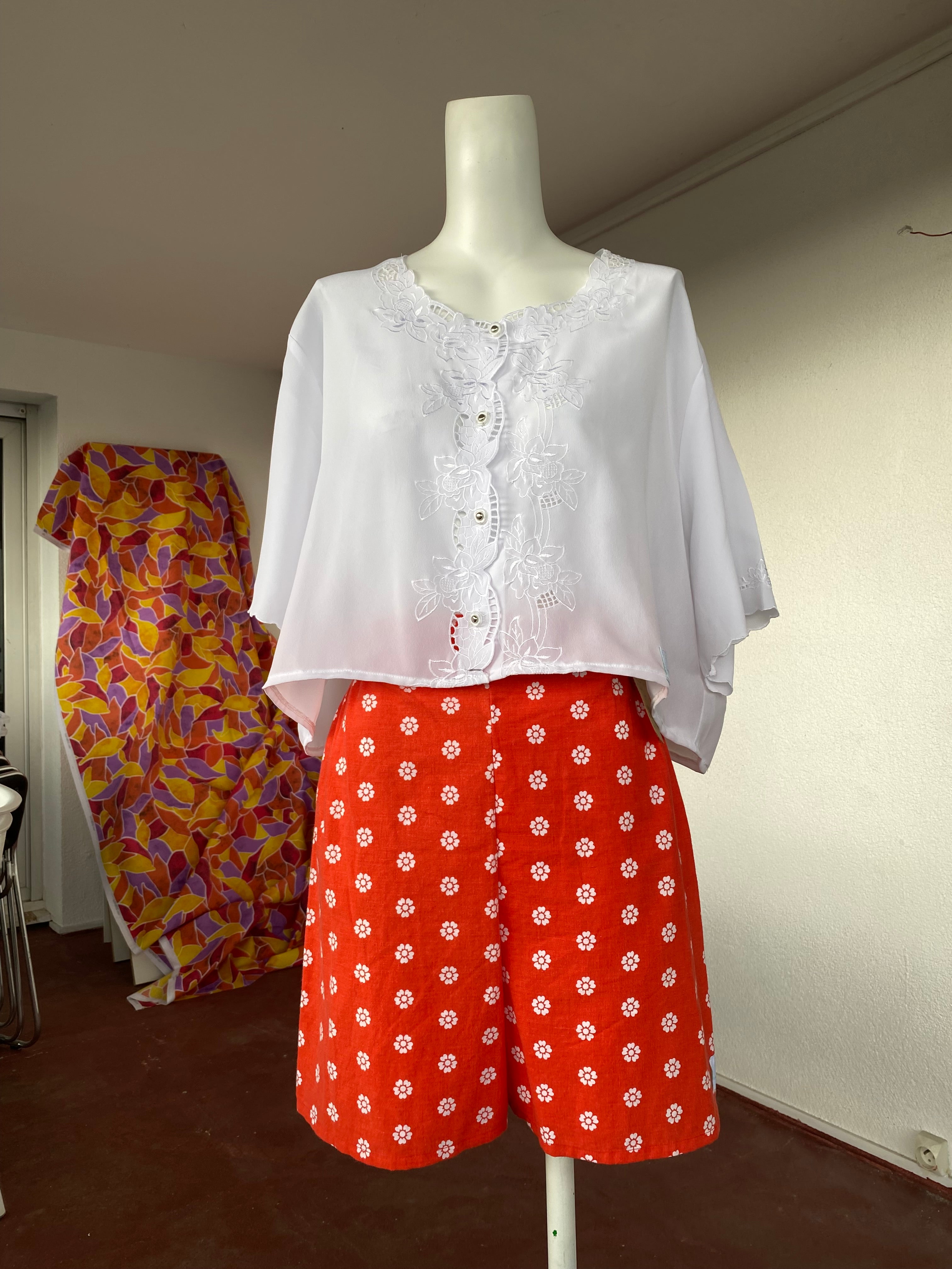 .Short • Taille XS/S • Short upcyclé coton rouge à fleurs blanches