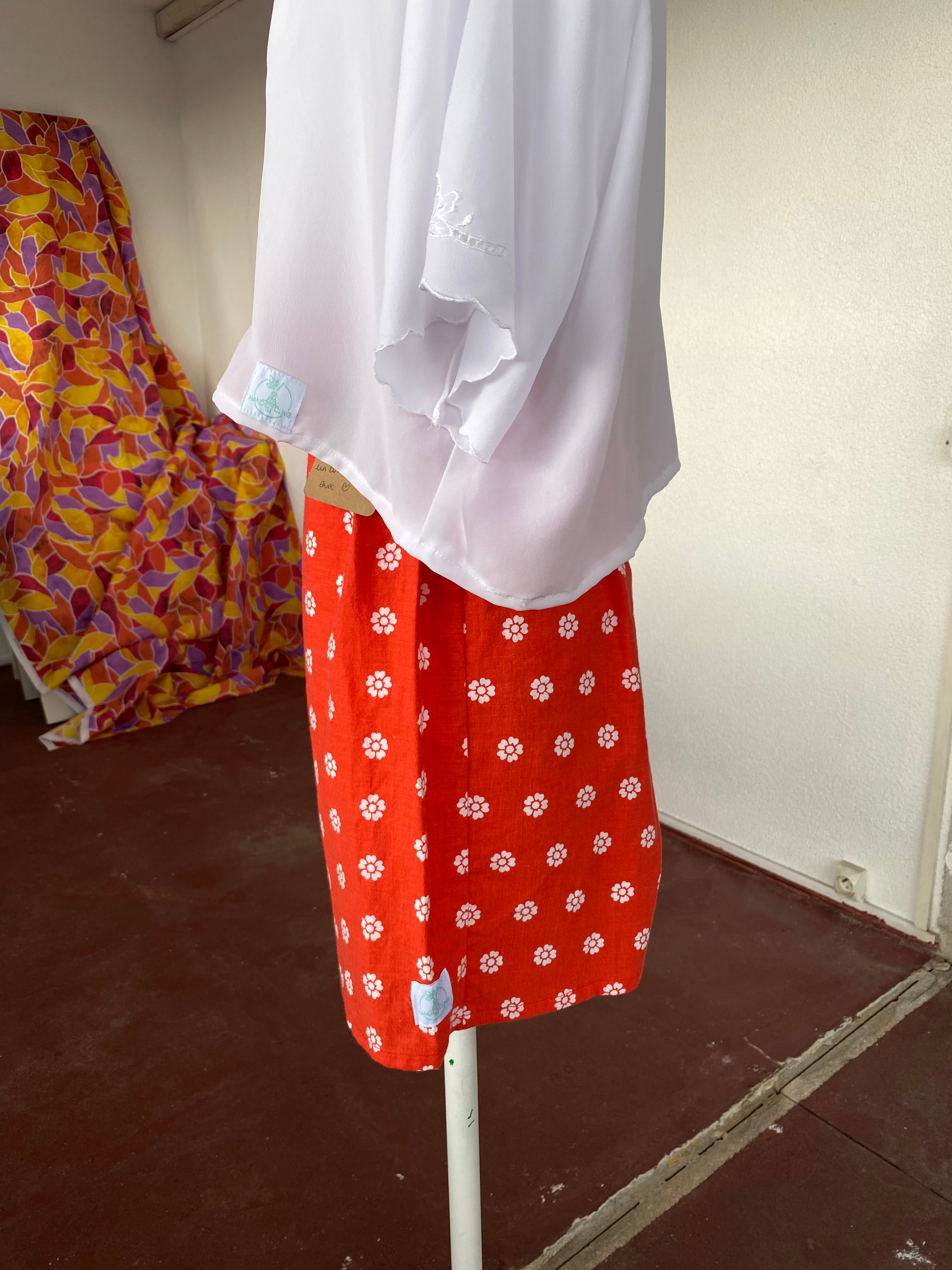 .Short • Taille XS/S • Short upcyclé coton rouge à fleurs blanches