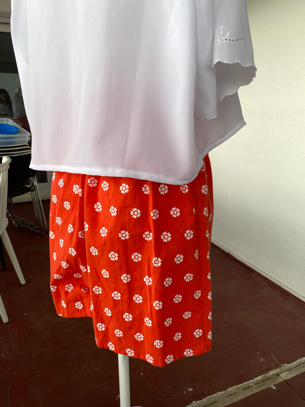 .Short • Taille XS/S • Short upcyclé coton rouge à fleurs blanches