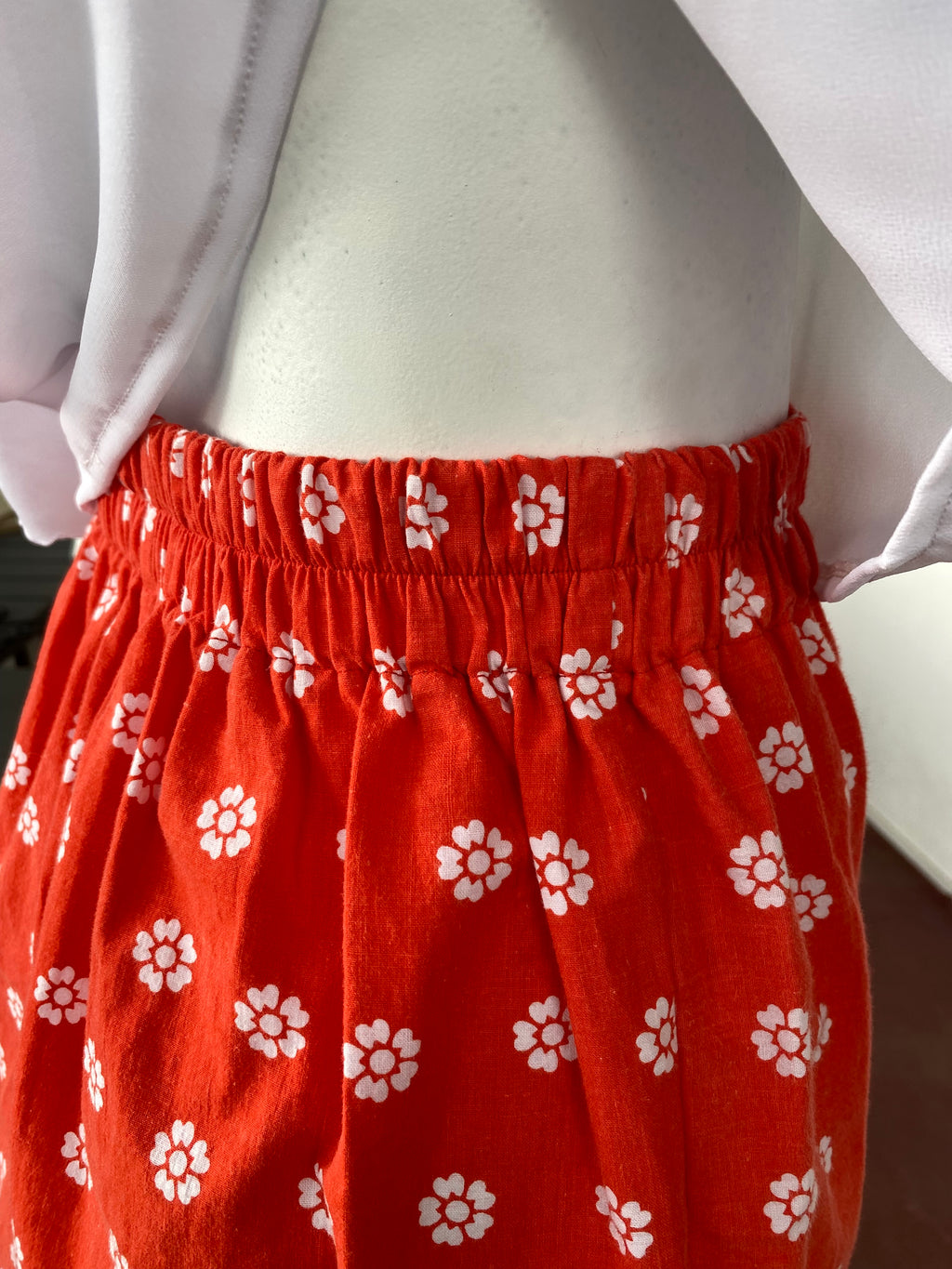 .Short • Taille XS/S • Short upcyclé coton rouge à fleurs blanches