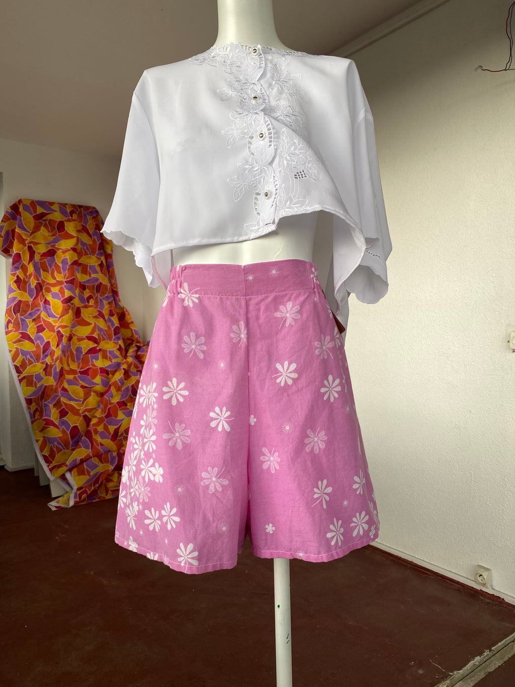 Short • T.M et L • Short upcyclé rose bonbon à fleurs balnches