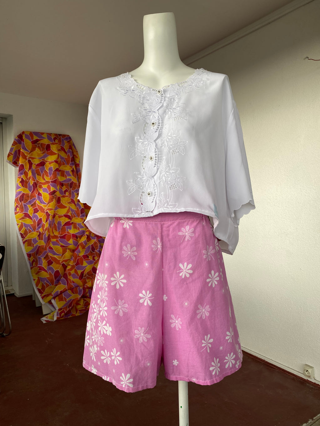 Short • T.M et L • Short upcyclé rose bonbon à fleurs balnches