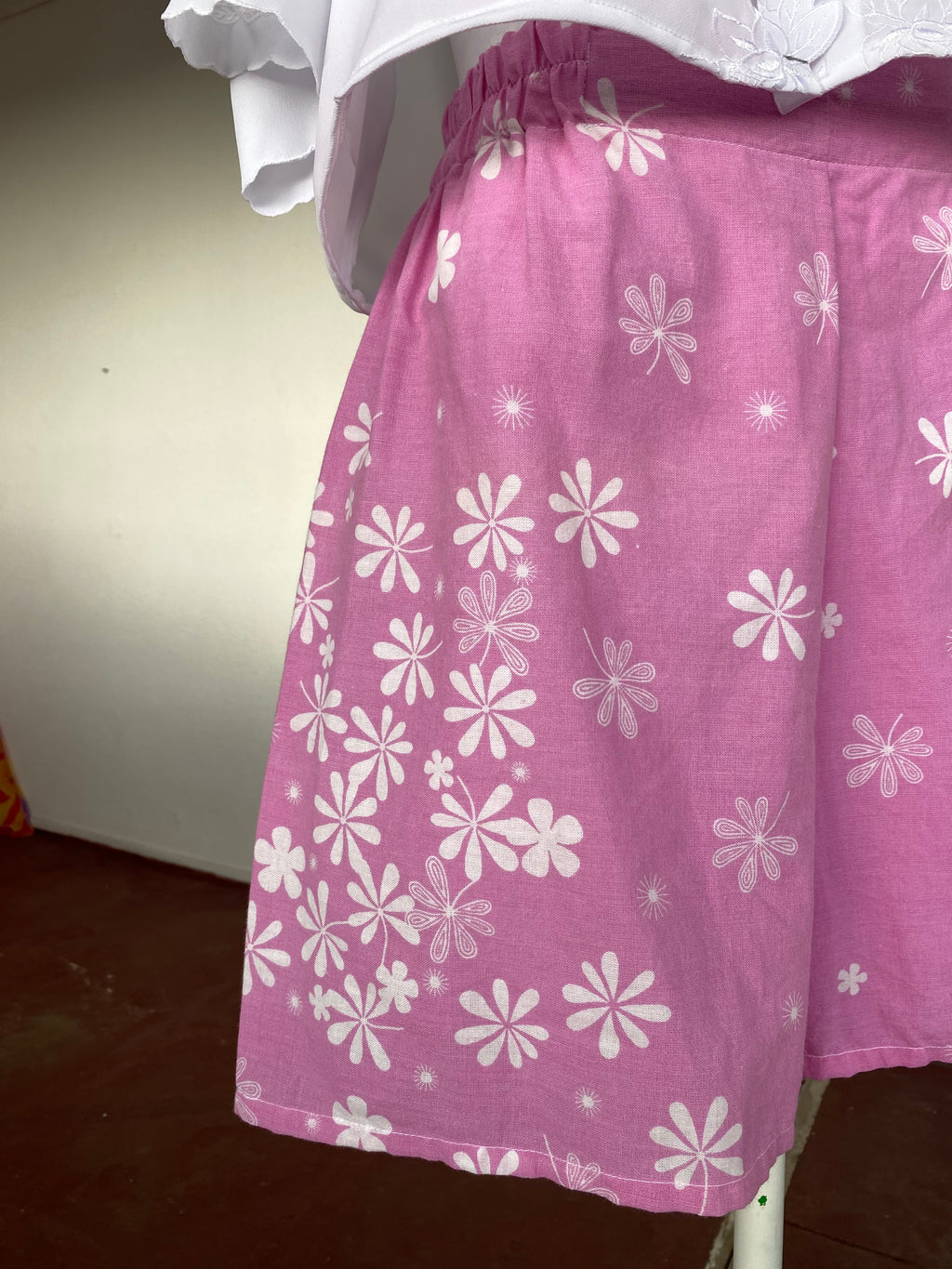 Short • T.M et L • Short upcyclé rose bonbon à fleurs balnches