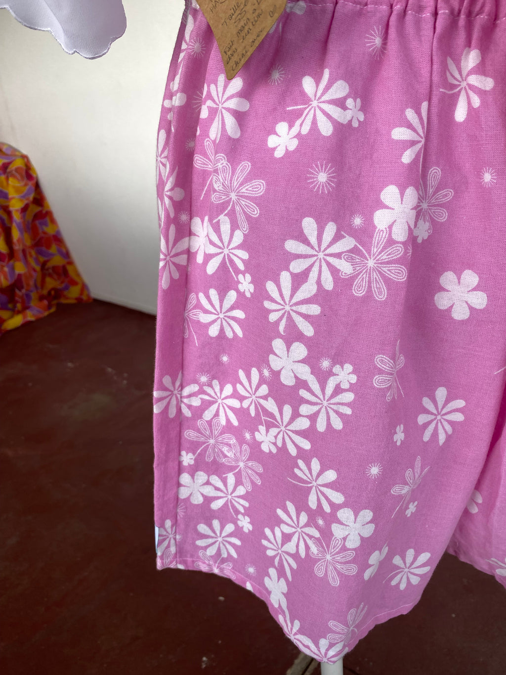 Short • T.M et L • Short upcyclé rose bonbon à fleurs balnches