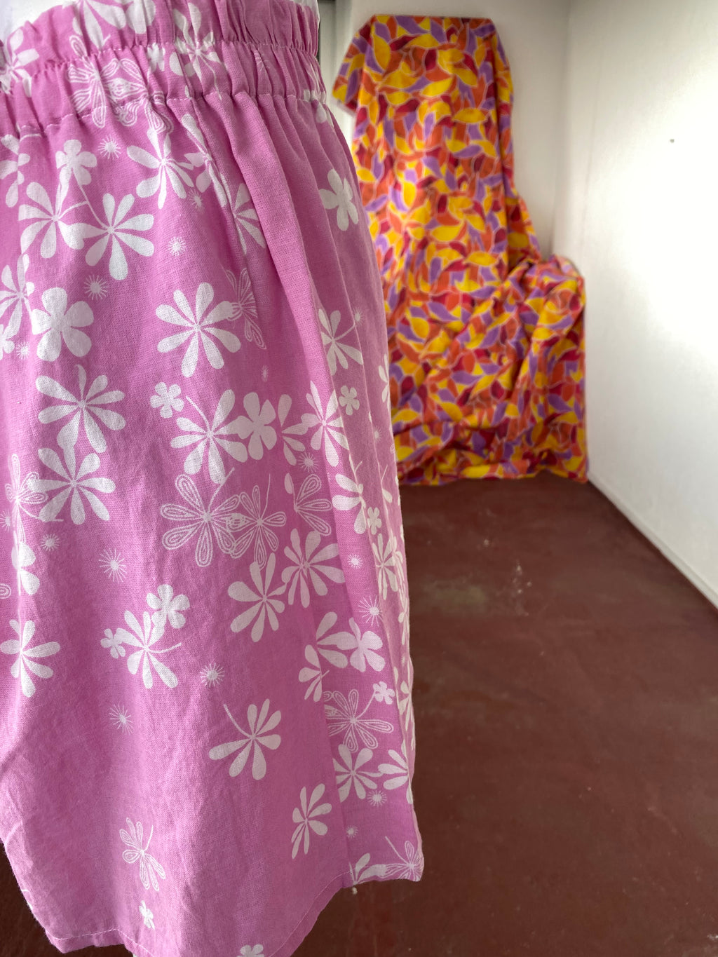 Short • T.M et L • Short upcyclé rose bonbon à fleurs balnches