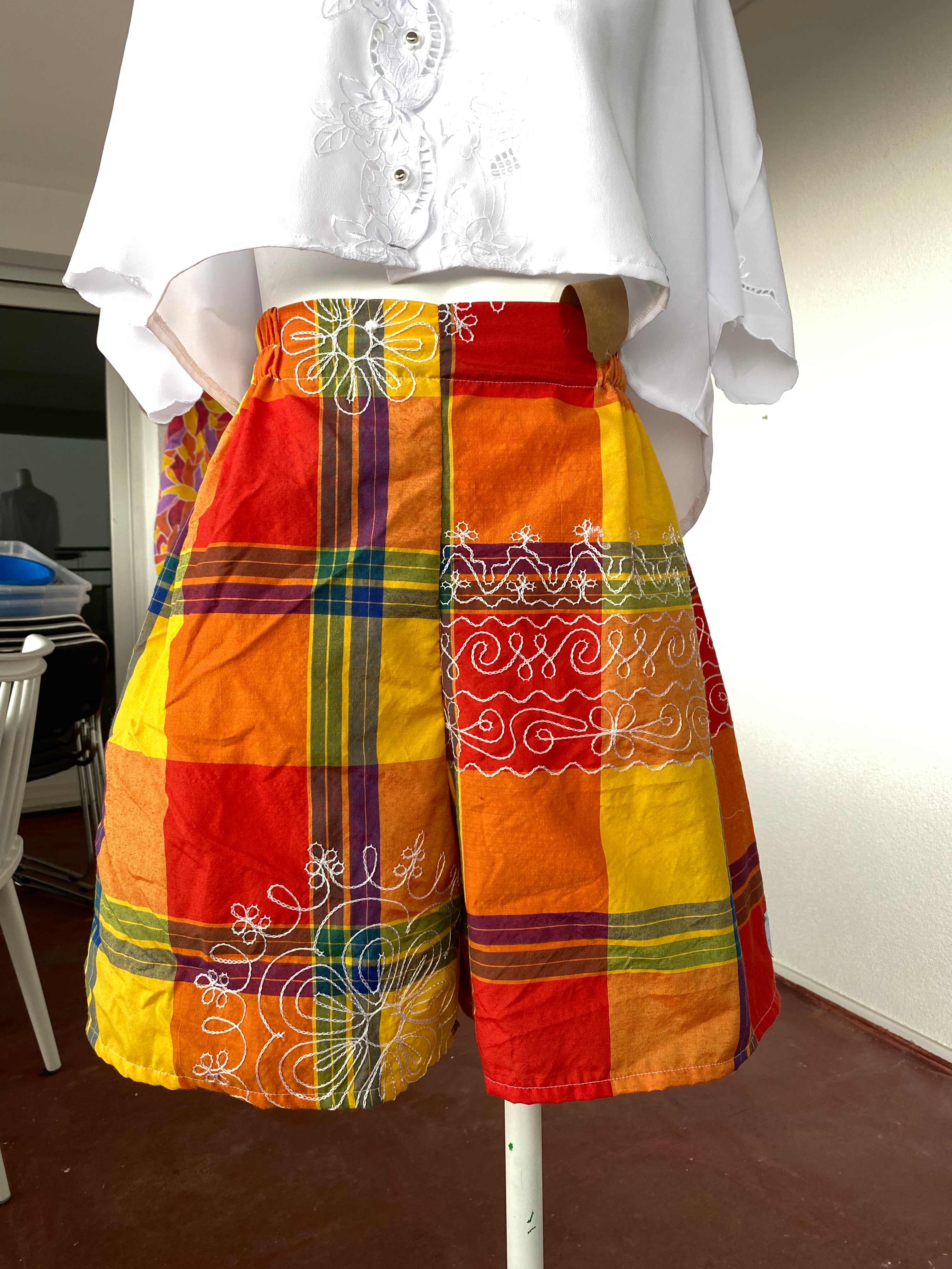 Short • Taille L • Short upcyclé madras + broderies blanches