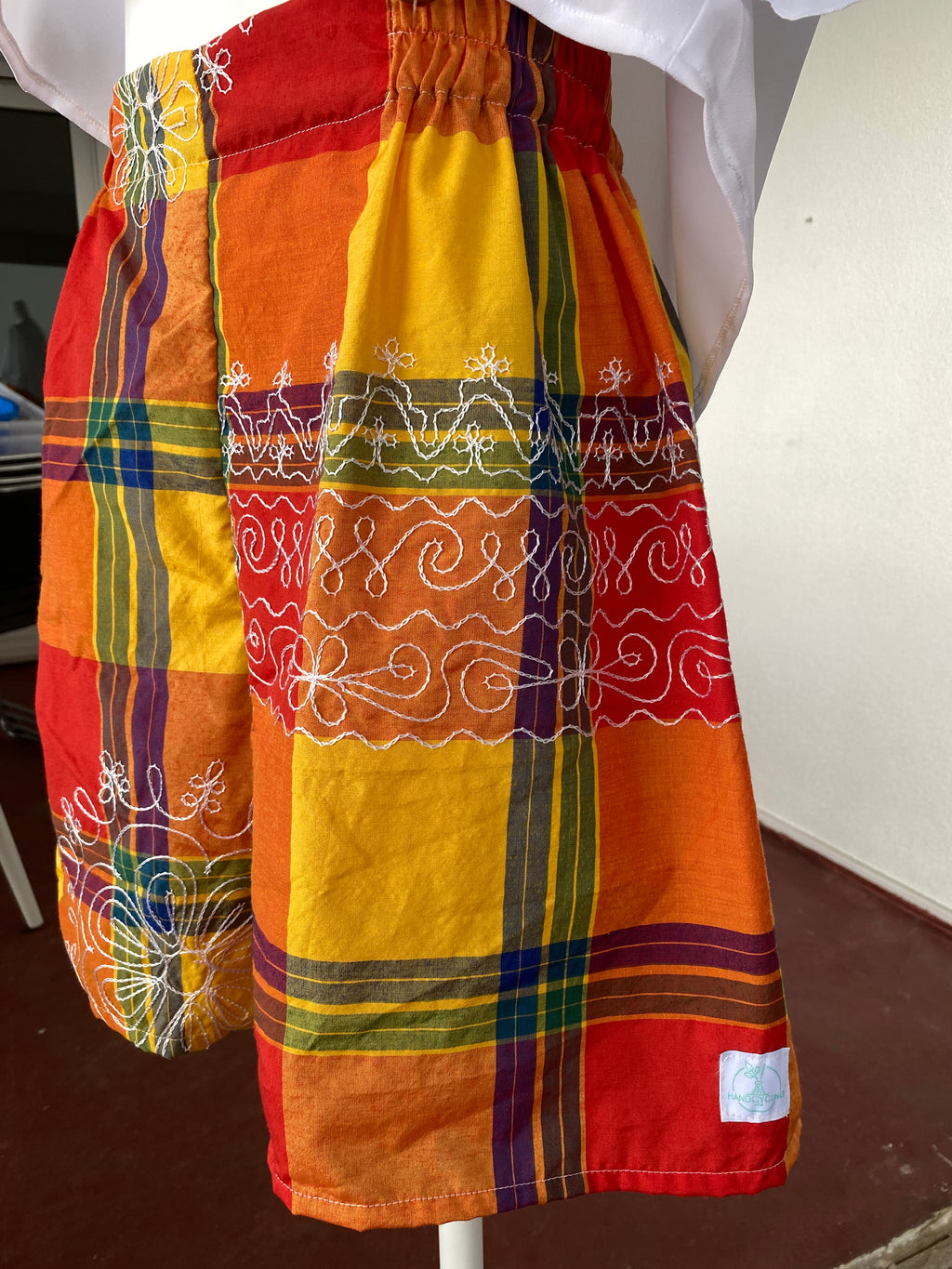 Short • Taille L • Short upcyclé madras + broderies blanches