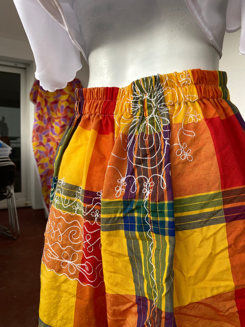 Short • Taille L • Short upcyclé madras + broderies blanches