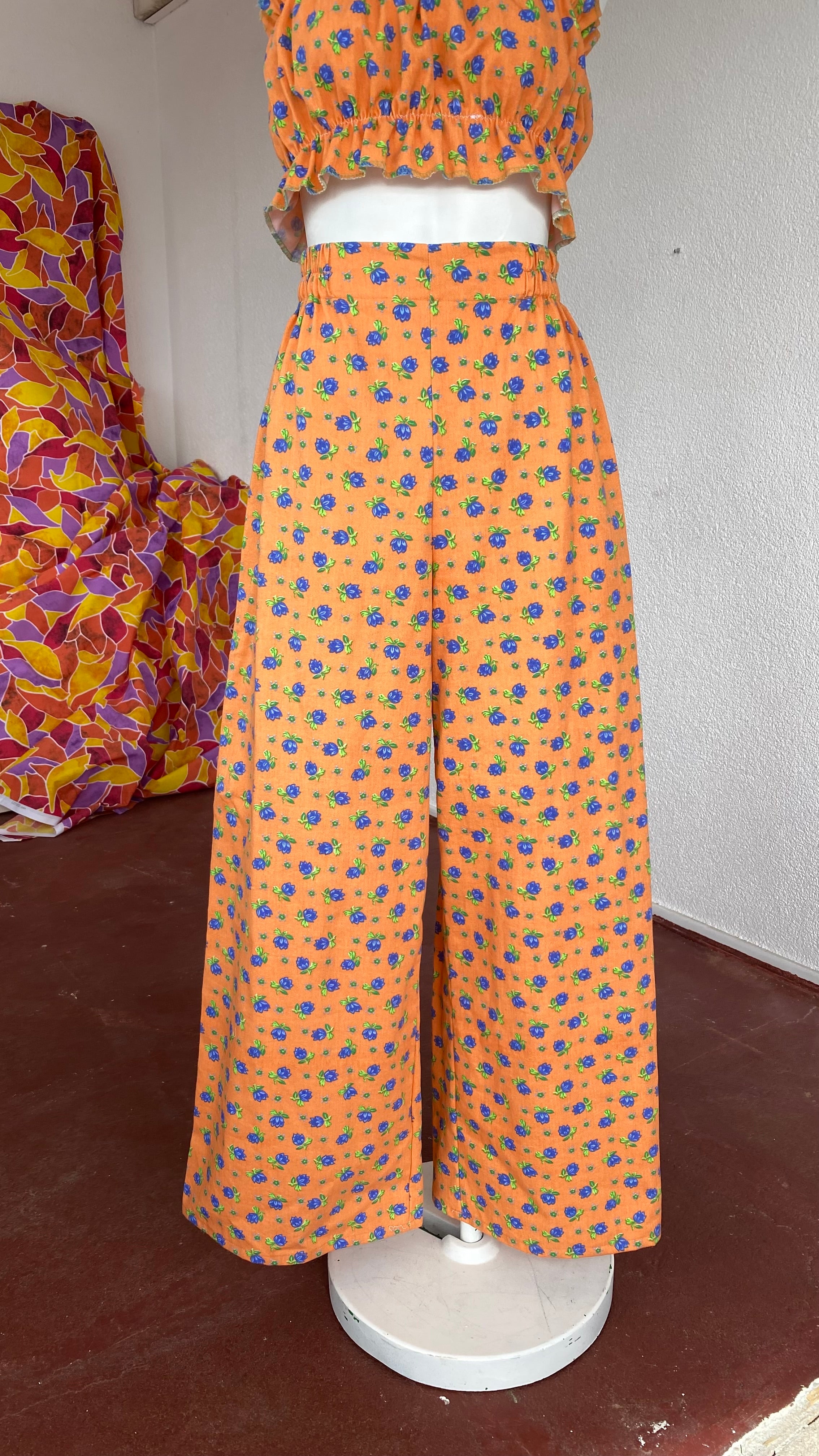 Pants • Taille XS/S • Pantalon upcyclé effet jeans orange à fleurs bleues
