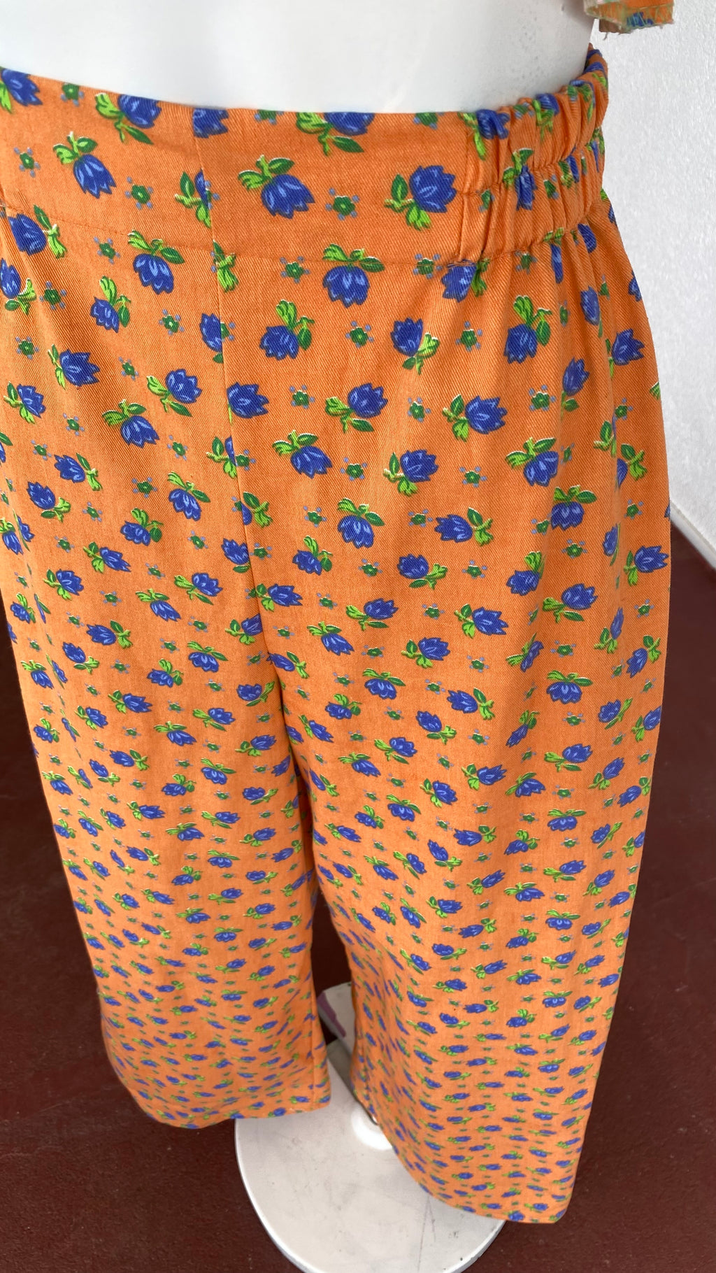Pants • Taille XS/S • Pantalon upcyclé effet jeans orange à fleurs bleues