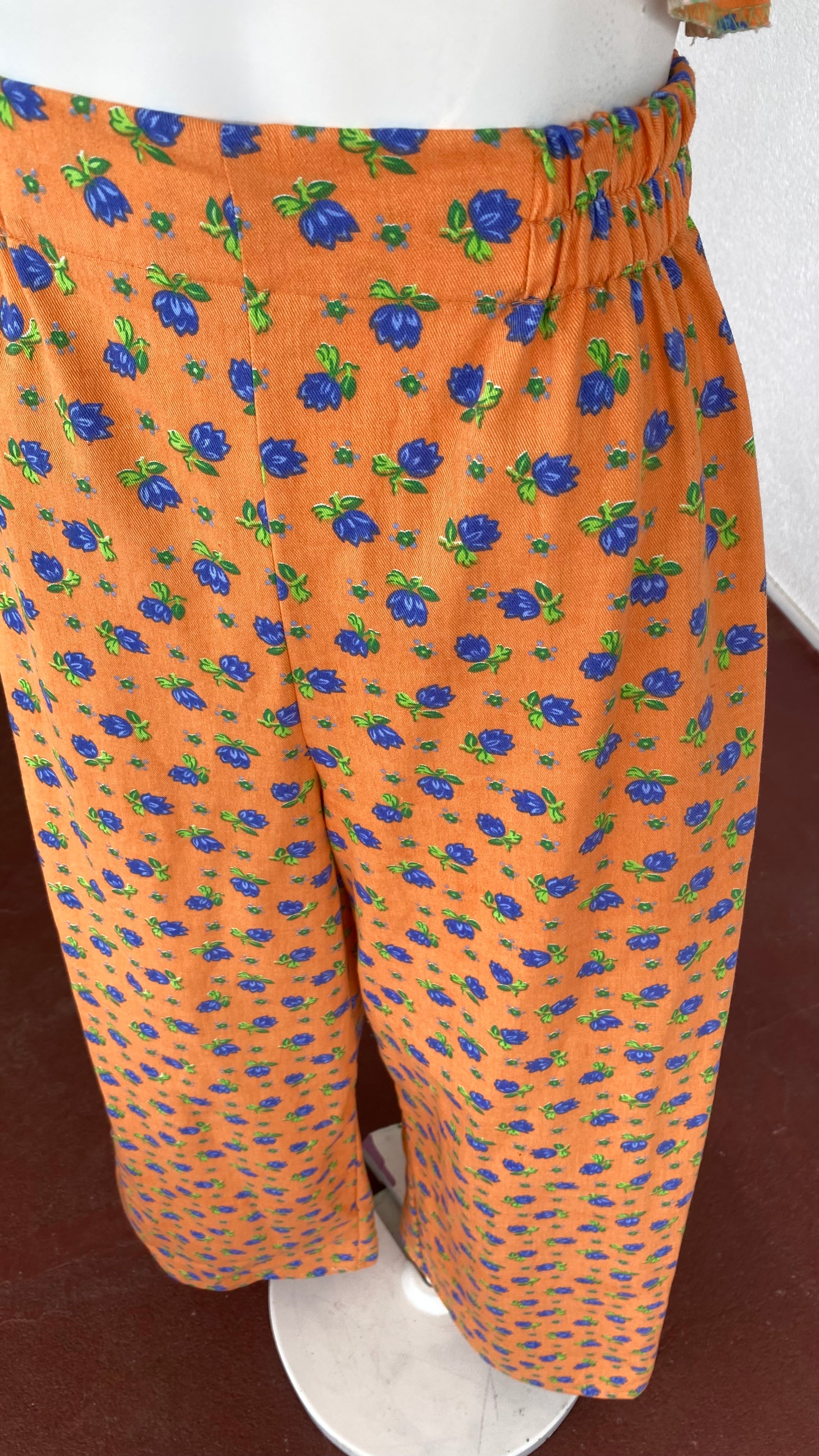 Pants • Taille XS/S • Pantalon upcyclé effet jeans orange à fleurs bleues
