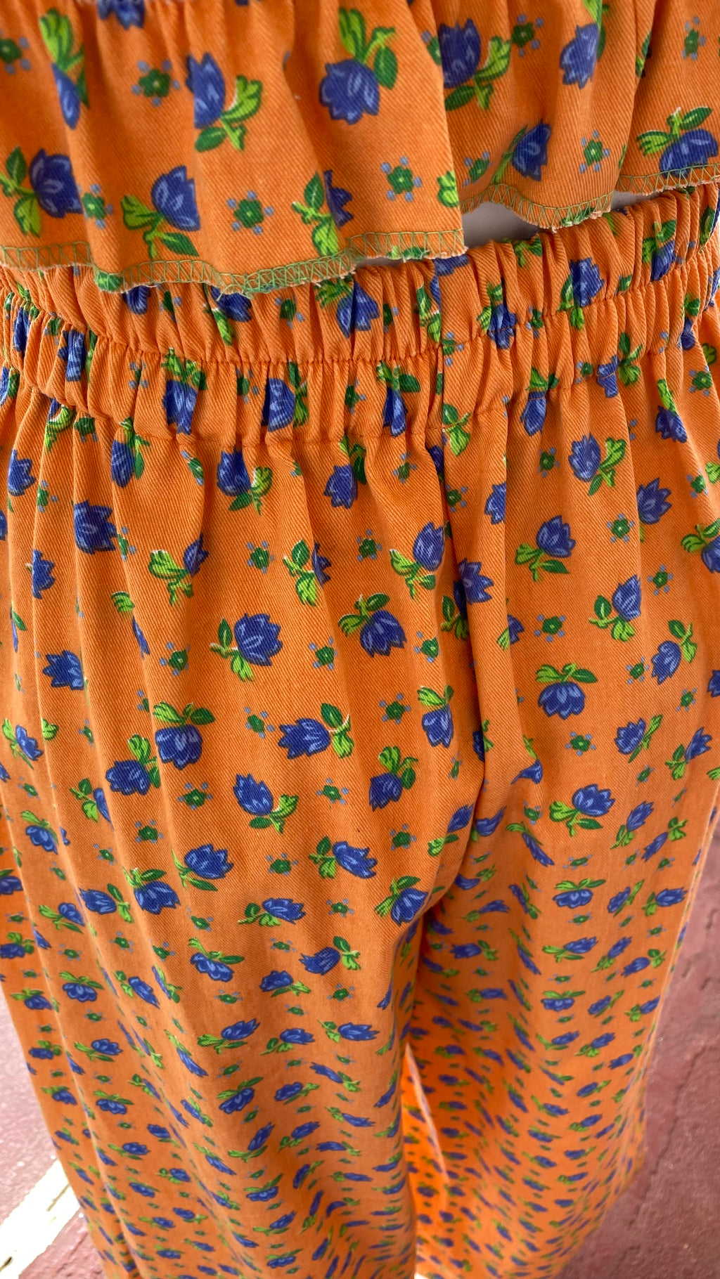 Pants • Taille XS/S • Pantalon upcyclé effet jeans orange à fleurs bleues