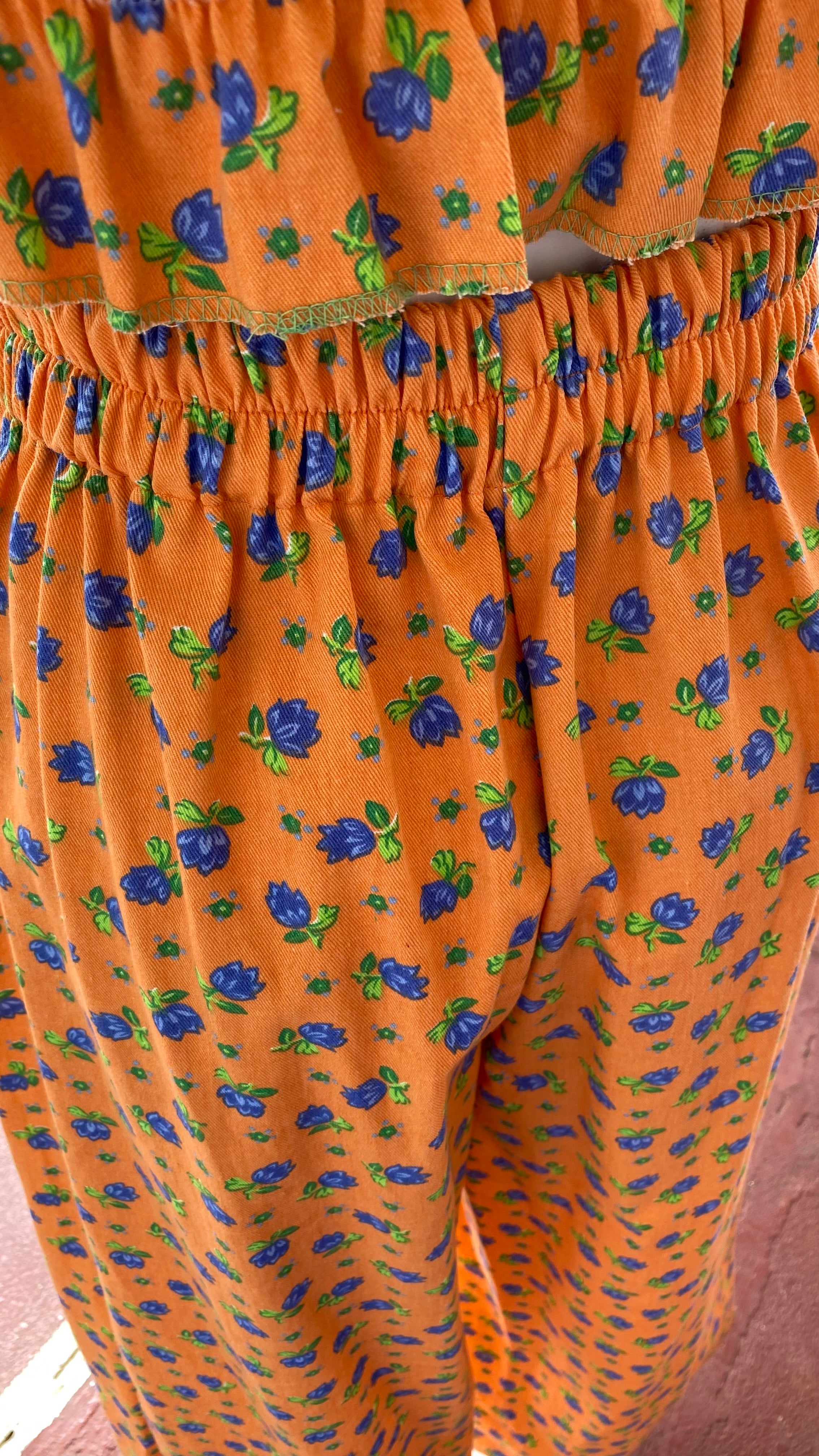 Pants • Taille XS/S • Pantalon upcyclé effet jeans orange à fleurs bleues