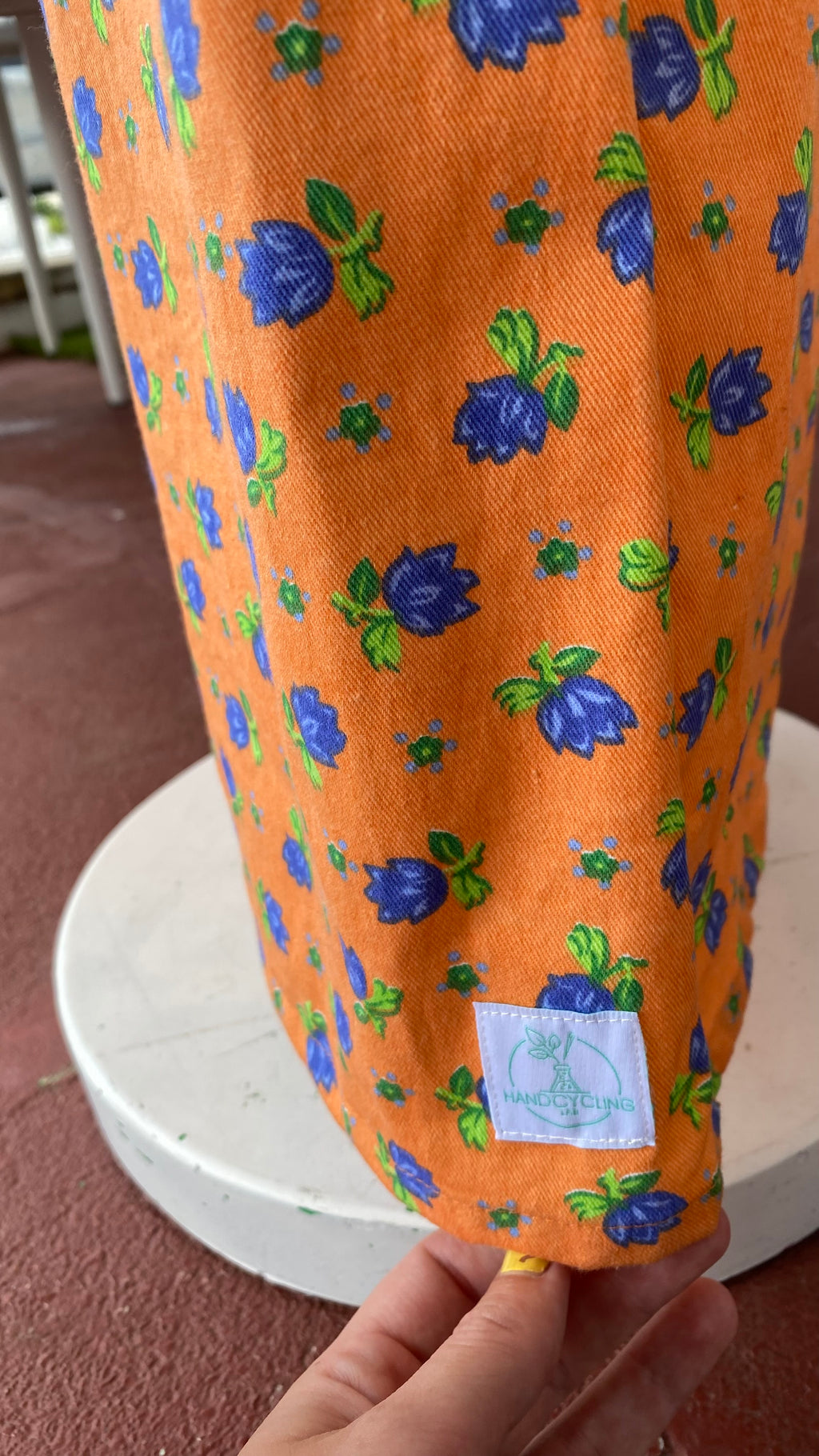 Pants • Taille XS/S • Pantalon upcyclé effet jeans orange à fleurs bleues