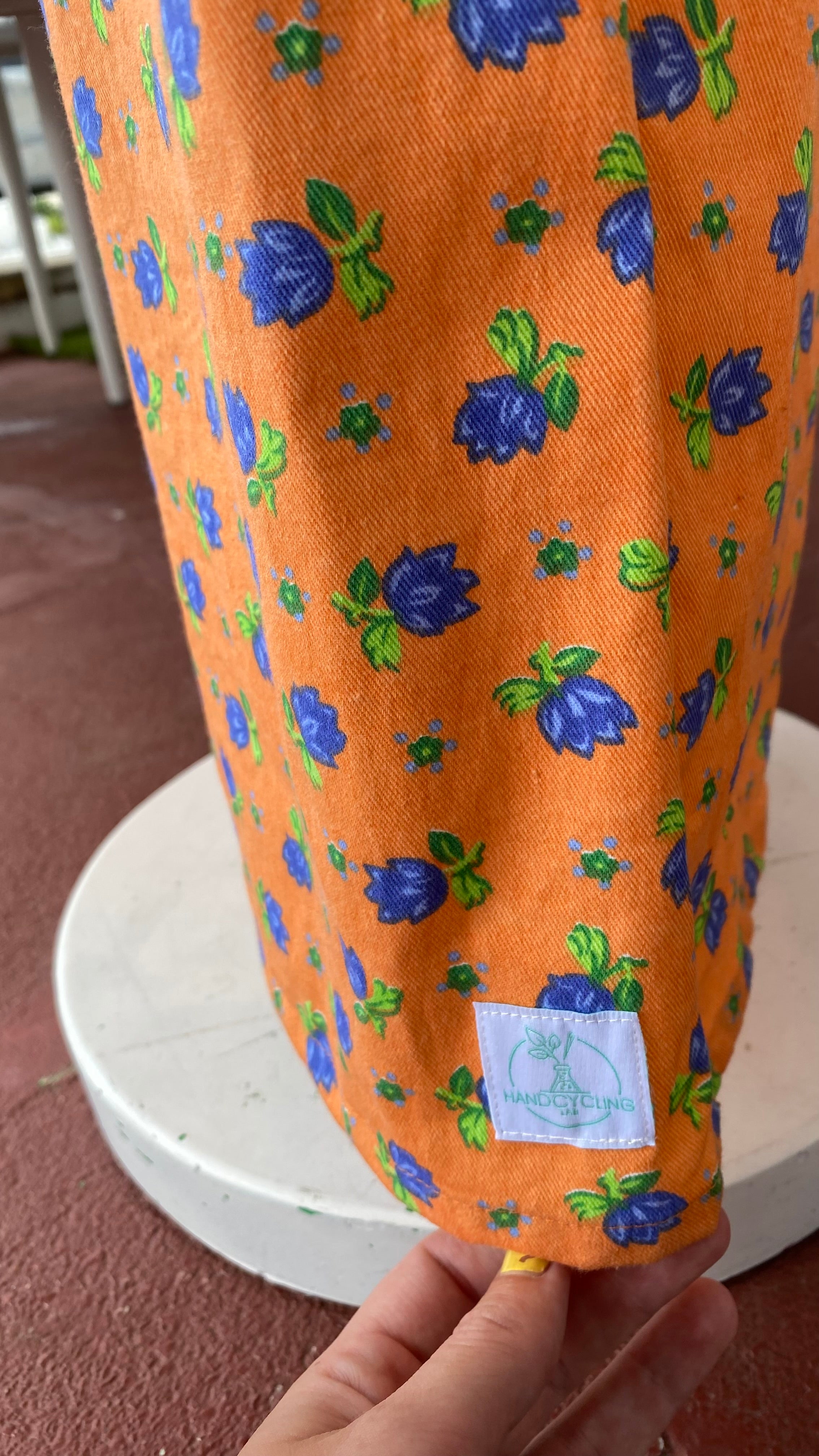 Pants • Taille XS/S • Pantalon upcyclé effet jeans orange à fleurs bleues