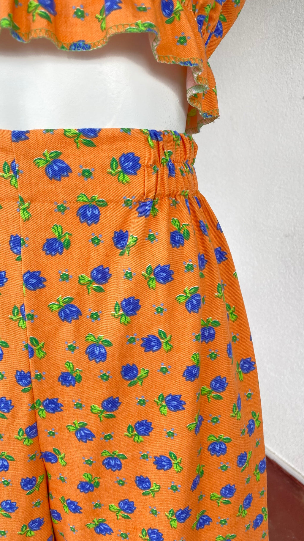 Pants • Taille XS/S • Pantalon upcyclé effet jeans orange à fleurs bleues