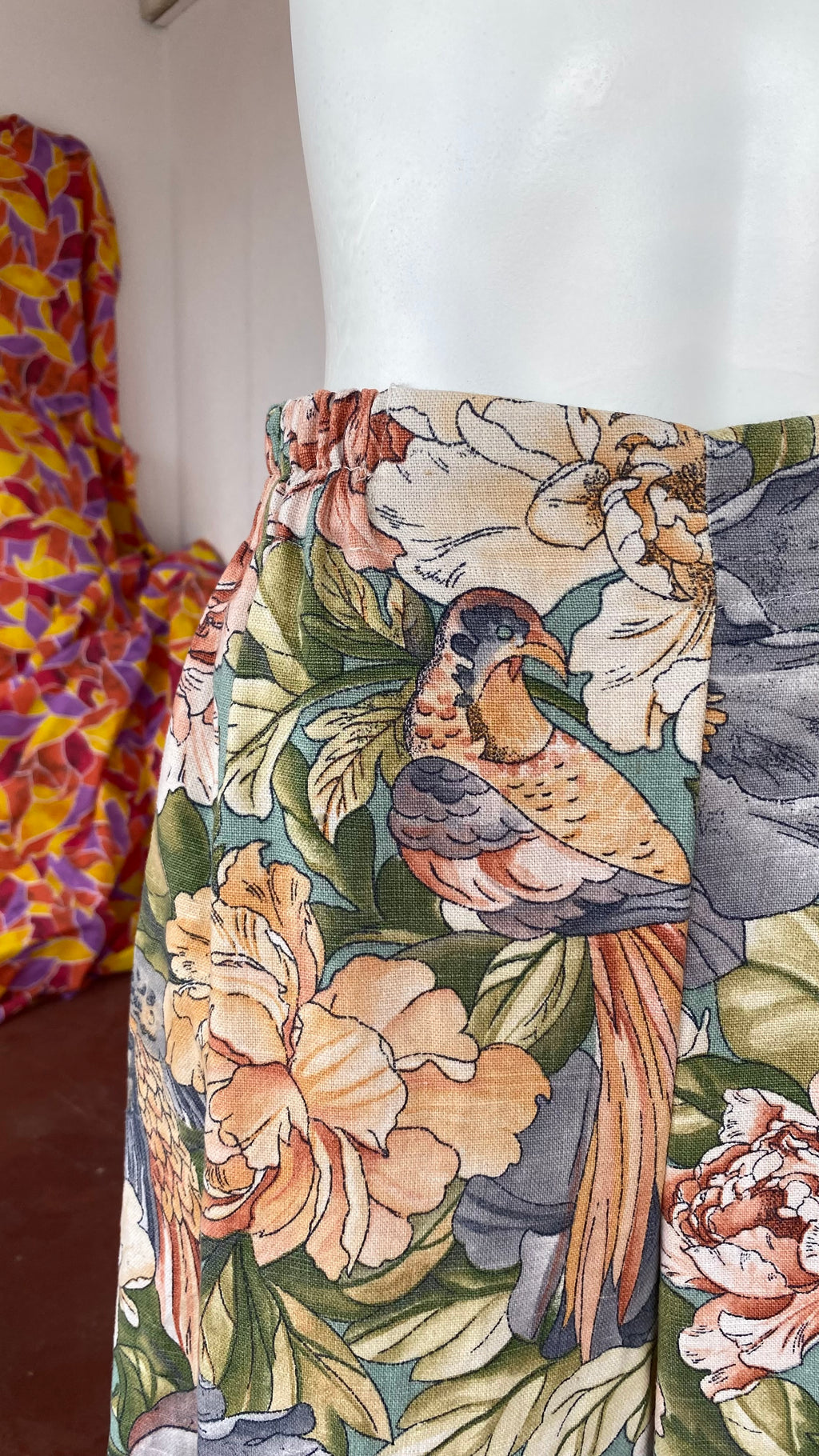 Pants • Taille M • Pantalon upcyclé à motifs floraux et oiseaux