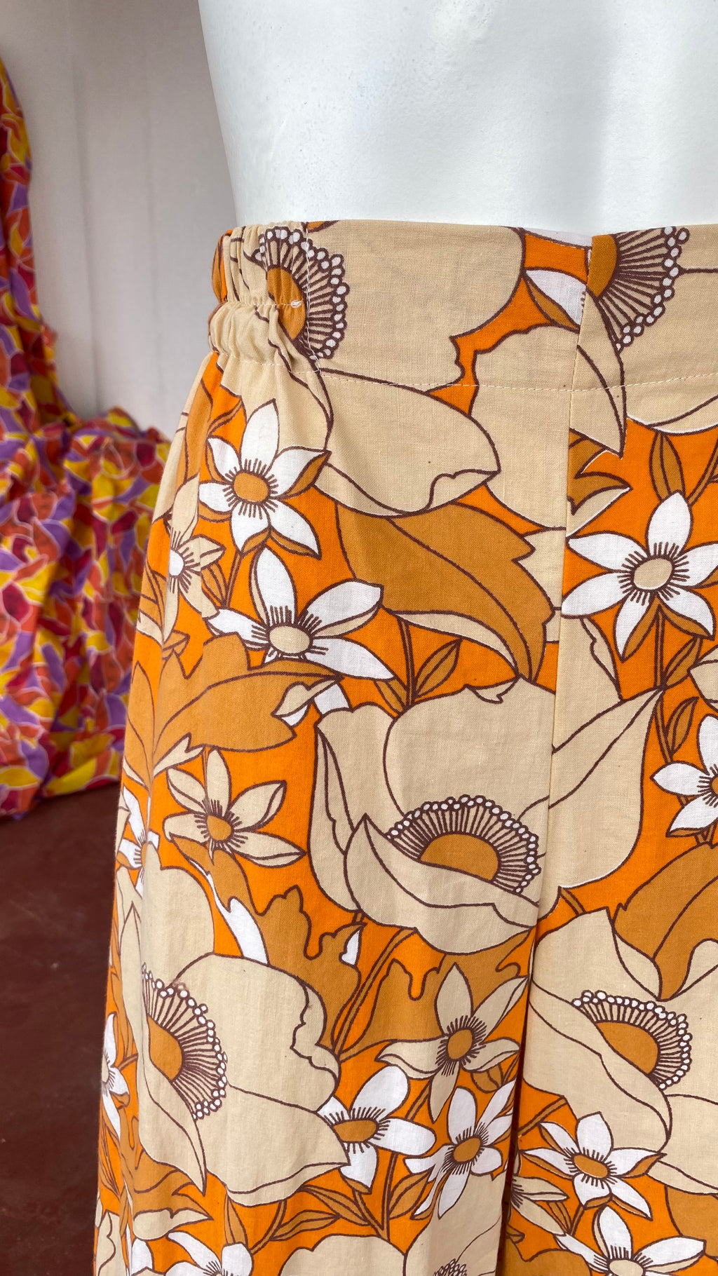 Pants • Taille XS/S • Pantalon upcyclé 70s floraux orange beige