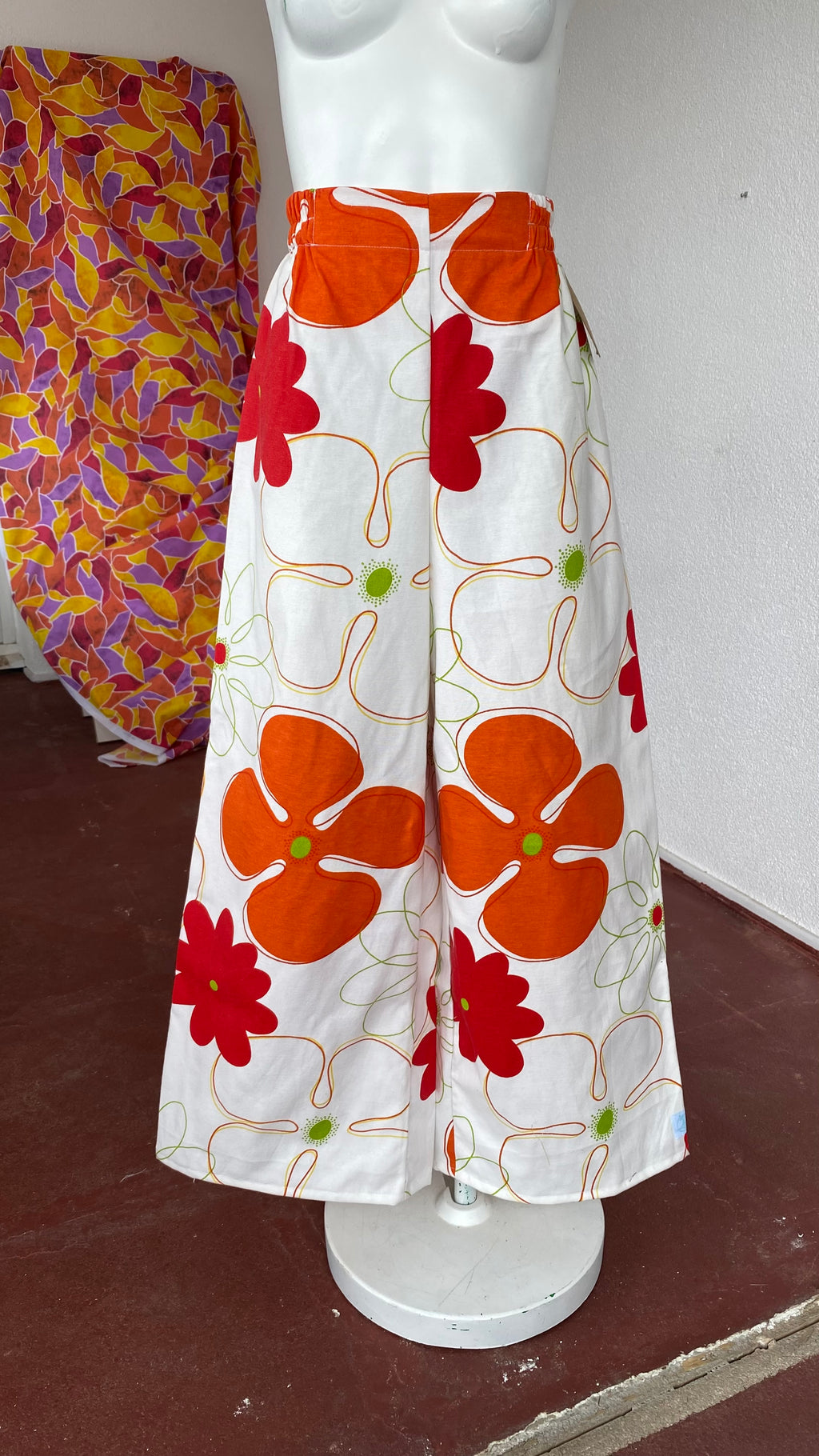 Pants • Taille M • Pantalon upcyclé blanc à grosses fleurs orange et rouge