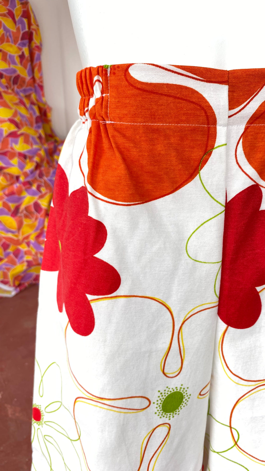 Pants • Taille M • Pantalon upcyclé blanc à grosses fleurs orange et rouge