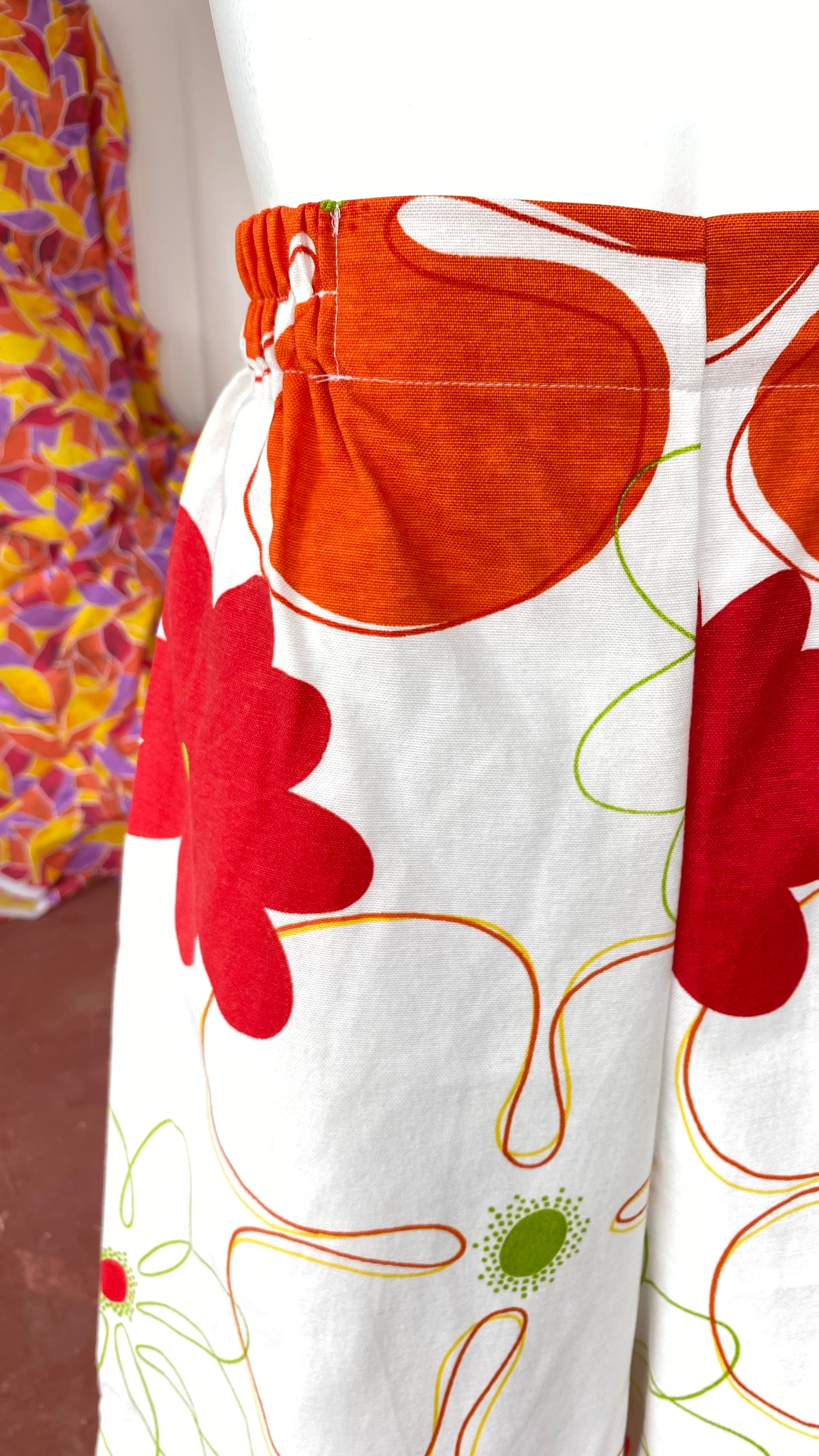 Pants • Taille M • Pantalon upcyclé blanc à grosses fleurs orange et rouge
