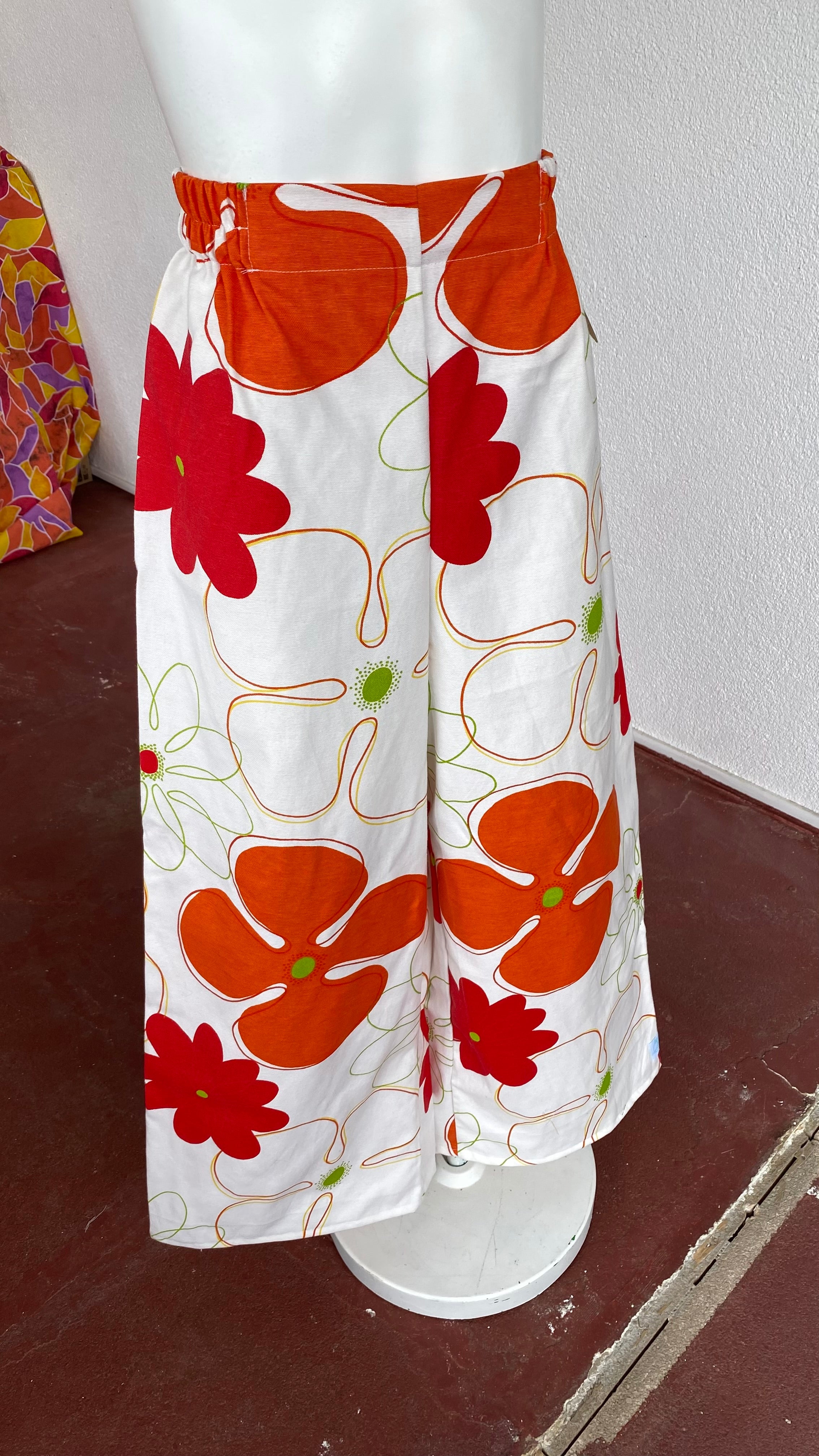 Pants • Taille M • Pantalon upcyclé blanc à grosses fleurs orange et rouge
