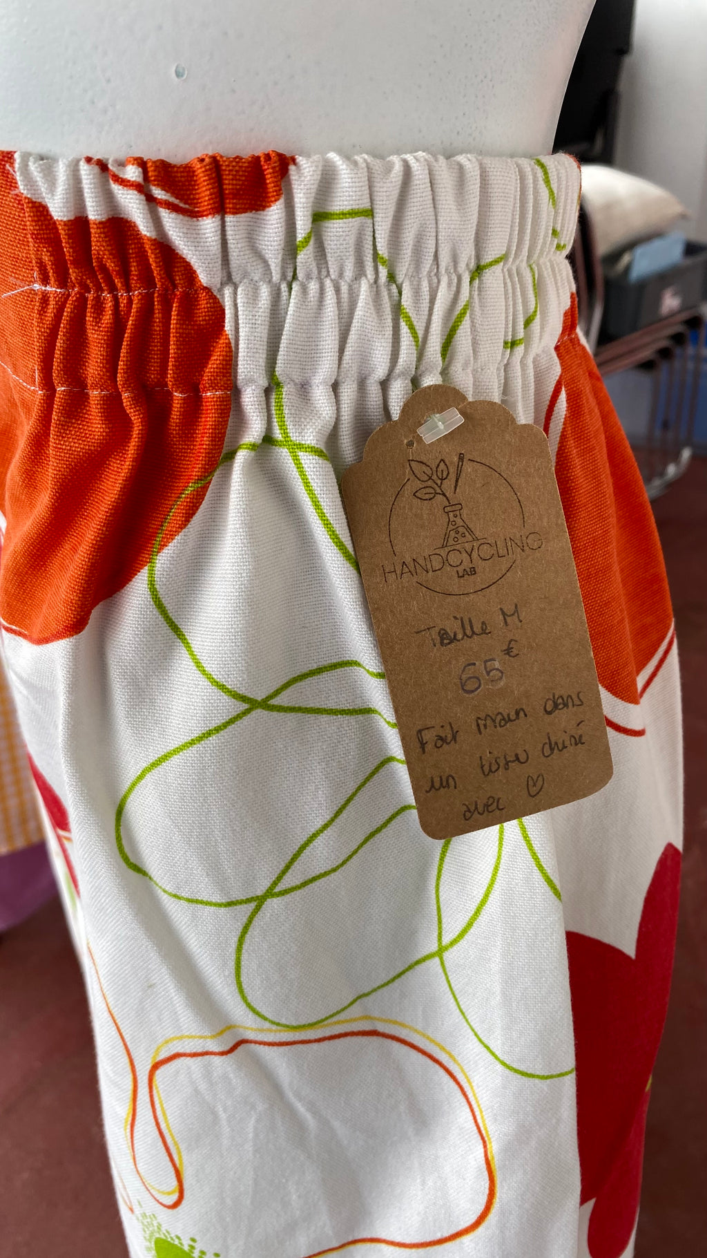 Pants • Taille M • Pantalon upcyclé blanc à grosses fleurs orange et rouge