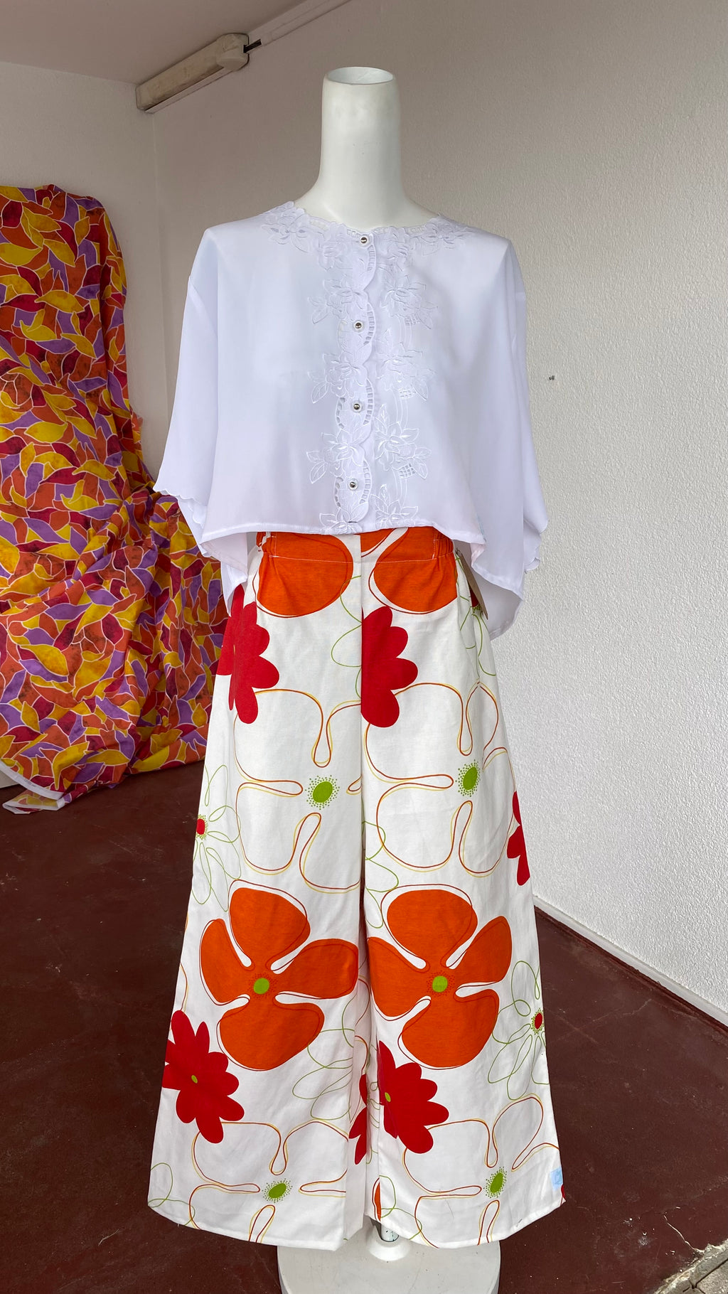 Pants • Taille M • Pantalon upcyclé blanc à grosses fleurs orange et rouge