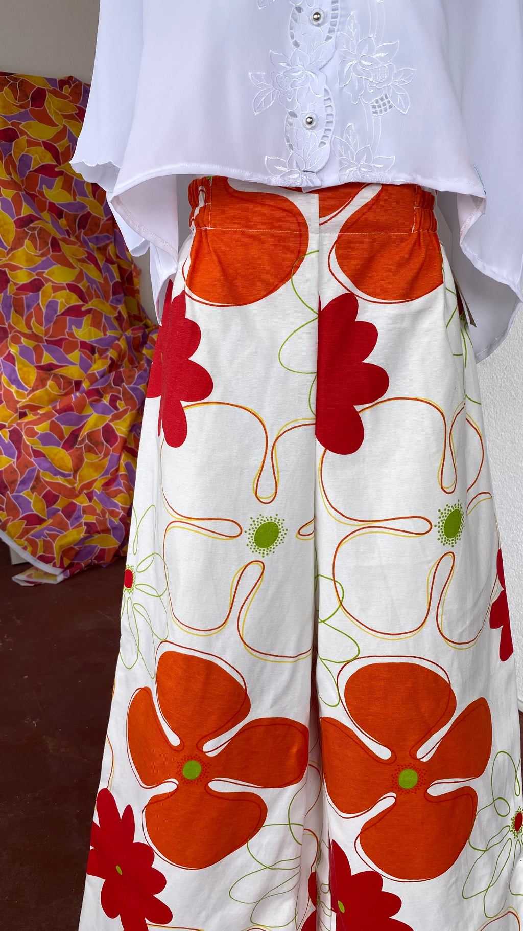 Pants • Taille M • Pantalon upcyclé blanc à grosses fleurs orange et rouge