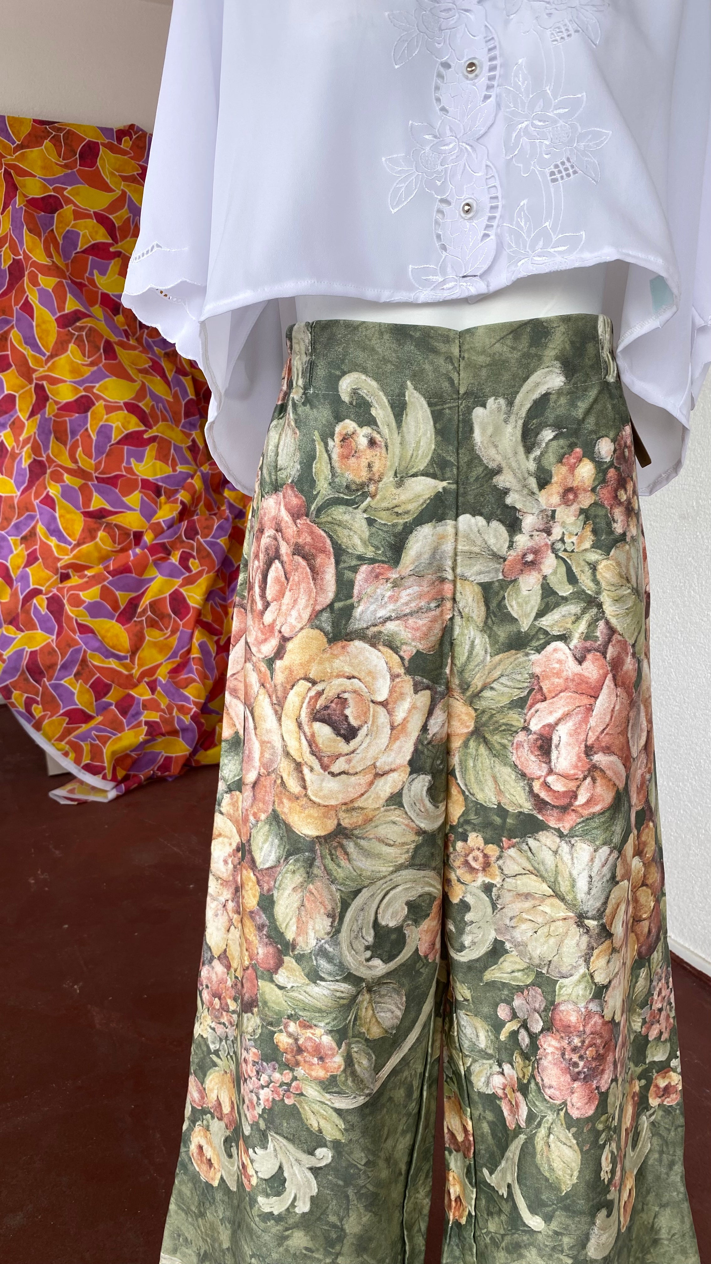 Pants • Taille L • Pantalon upcyclé tons kaki motifs floraux