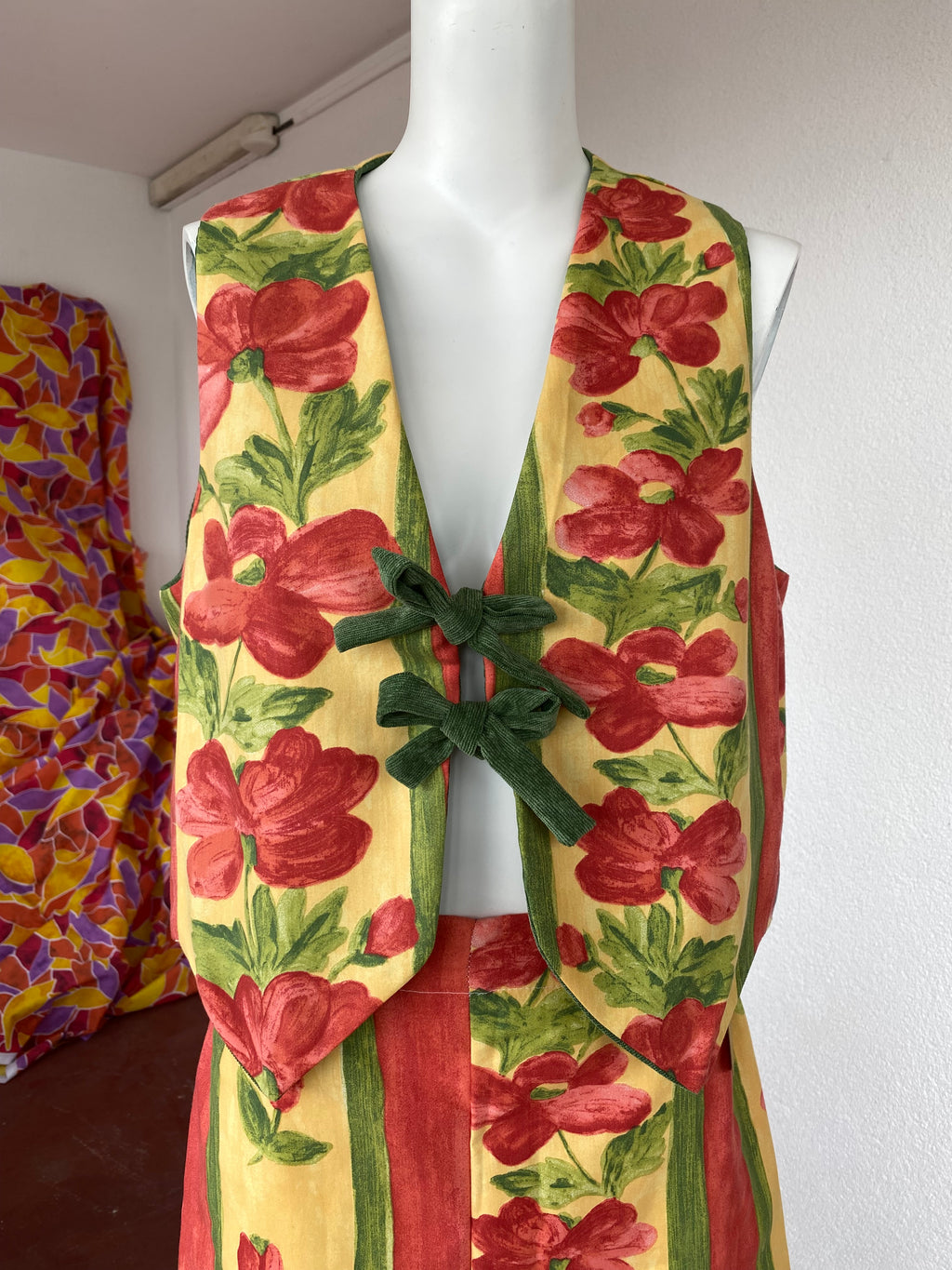 Veston • Taille unique • Veston upcyclé jaune fleurs rouges / velours vert