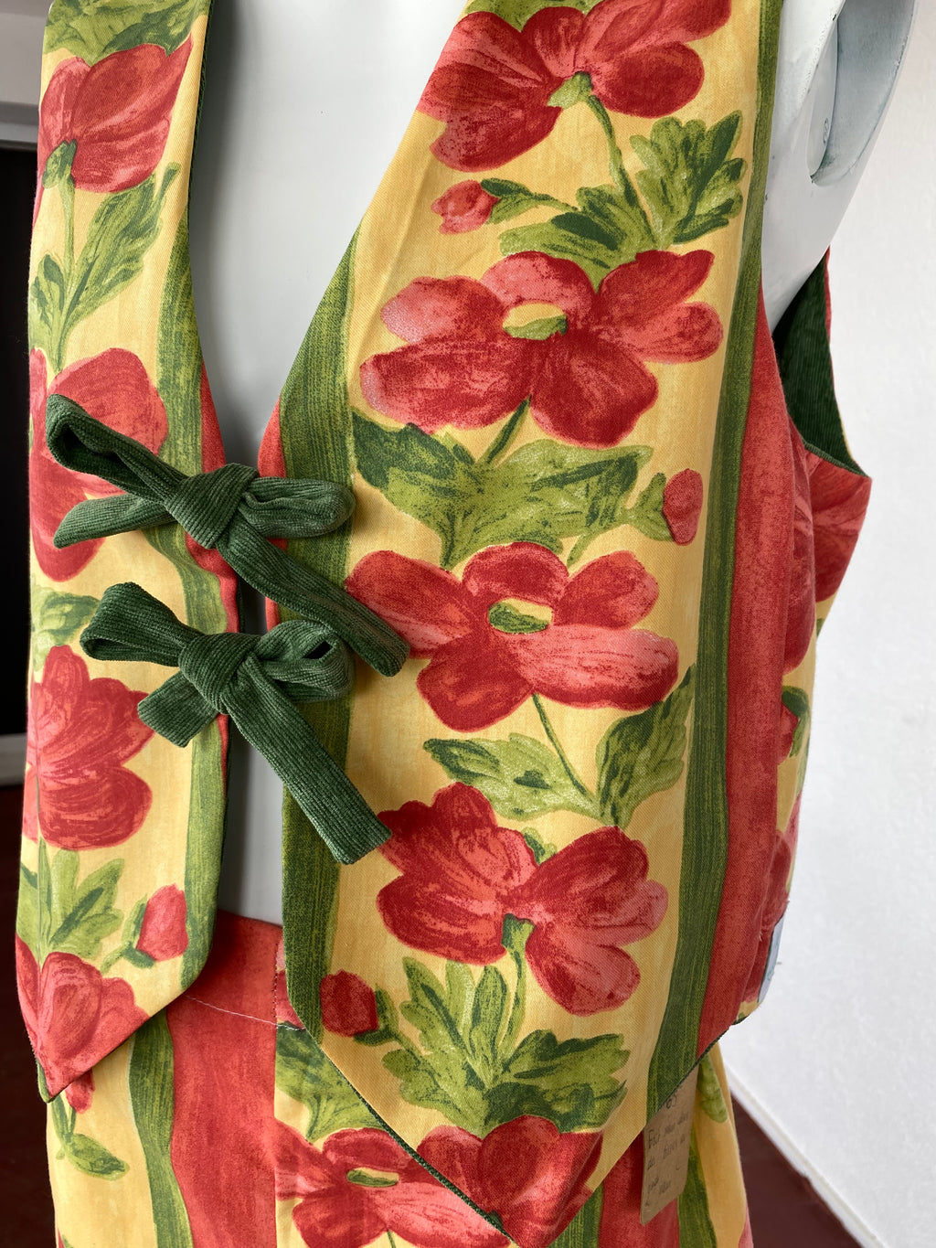 Veston • Taille unique • Veston upcyclé jaune fleurs rouges / velours vert