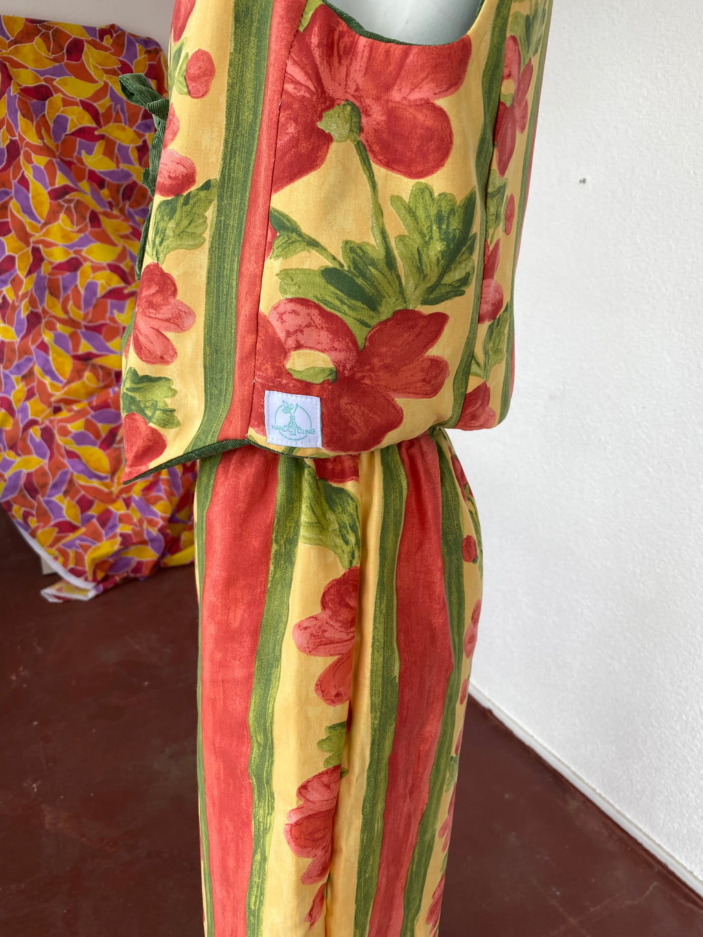 Veston • Taille unique • Veston upcyclé jaune fleurs rouges / velours vert