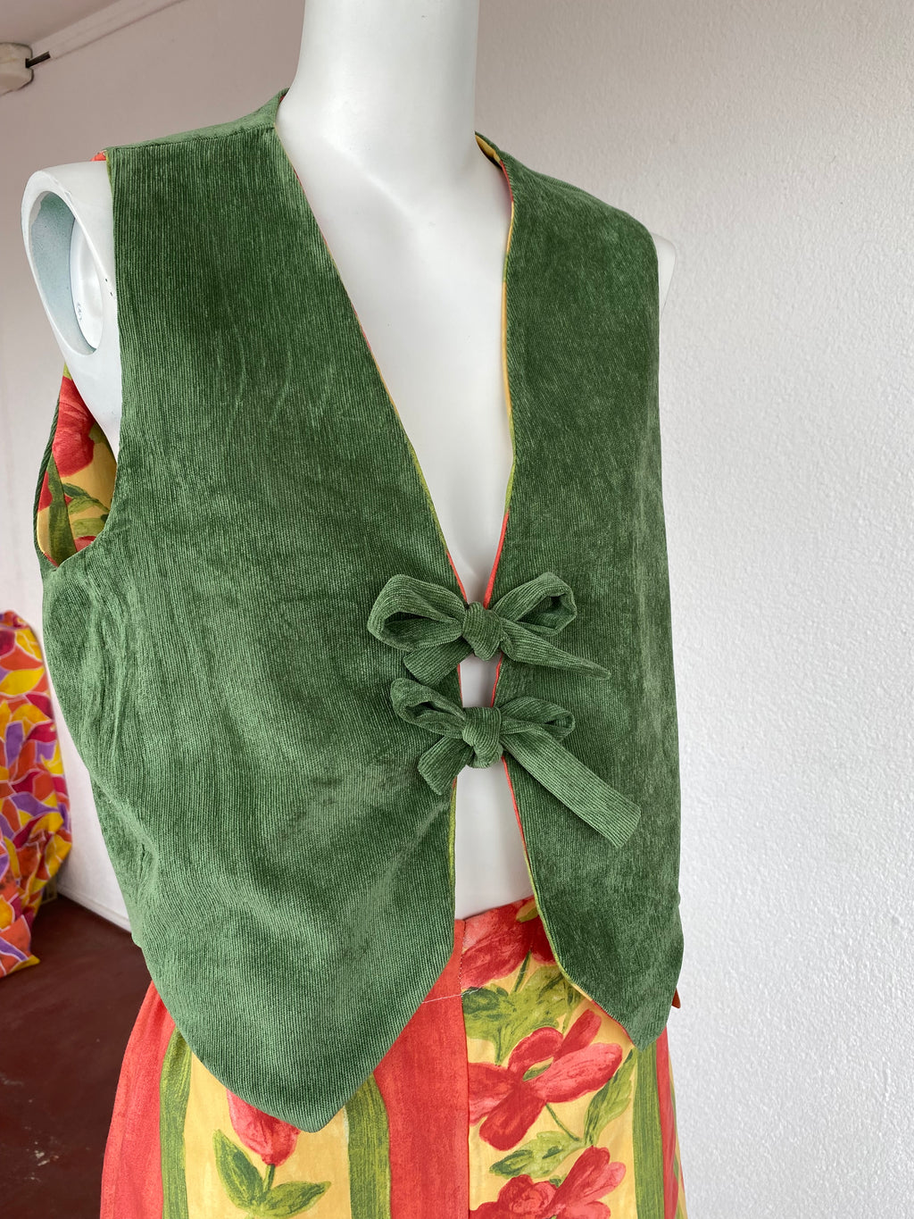 Veston • Taille unique • Veston upcyclé jaune fleurs rouges / velours vert
