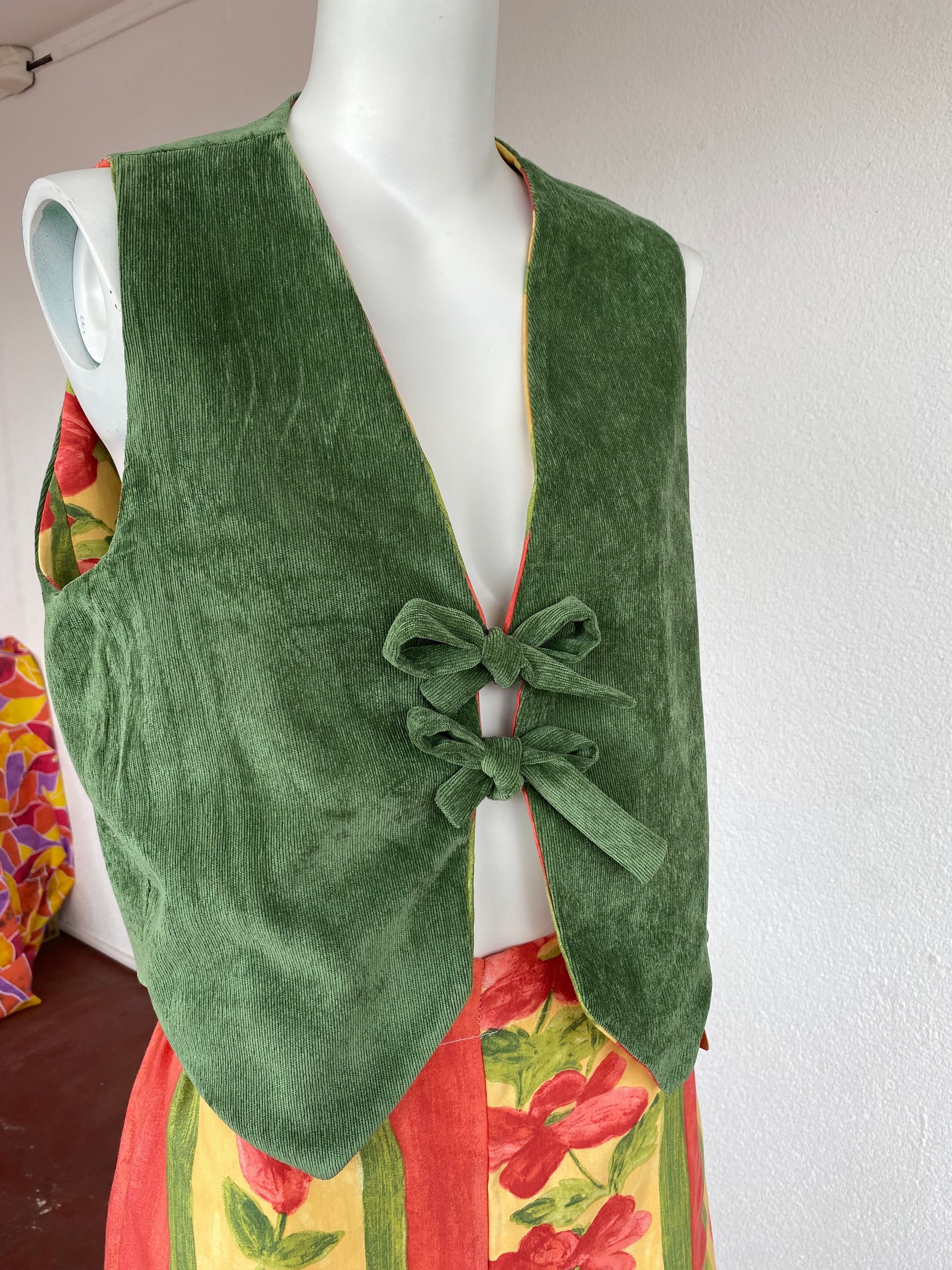 Veston • Taille unique • Veston upcyclé jaune fleurs rouges / velours vert