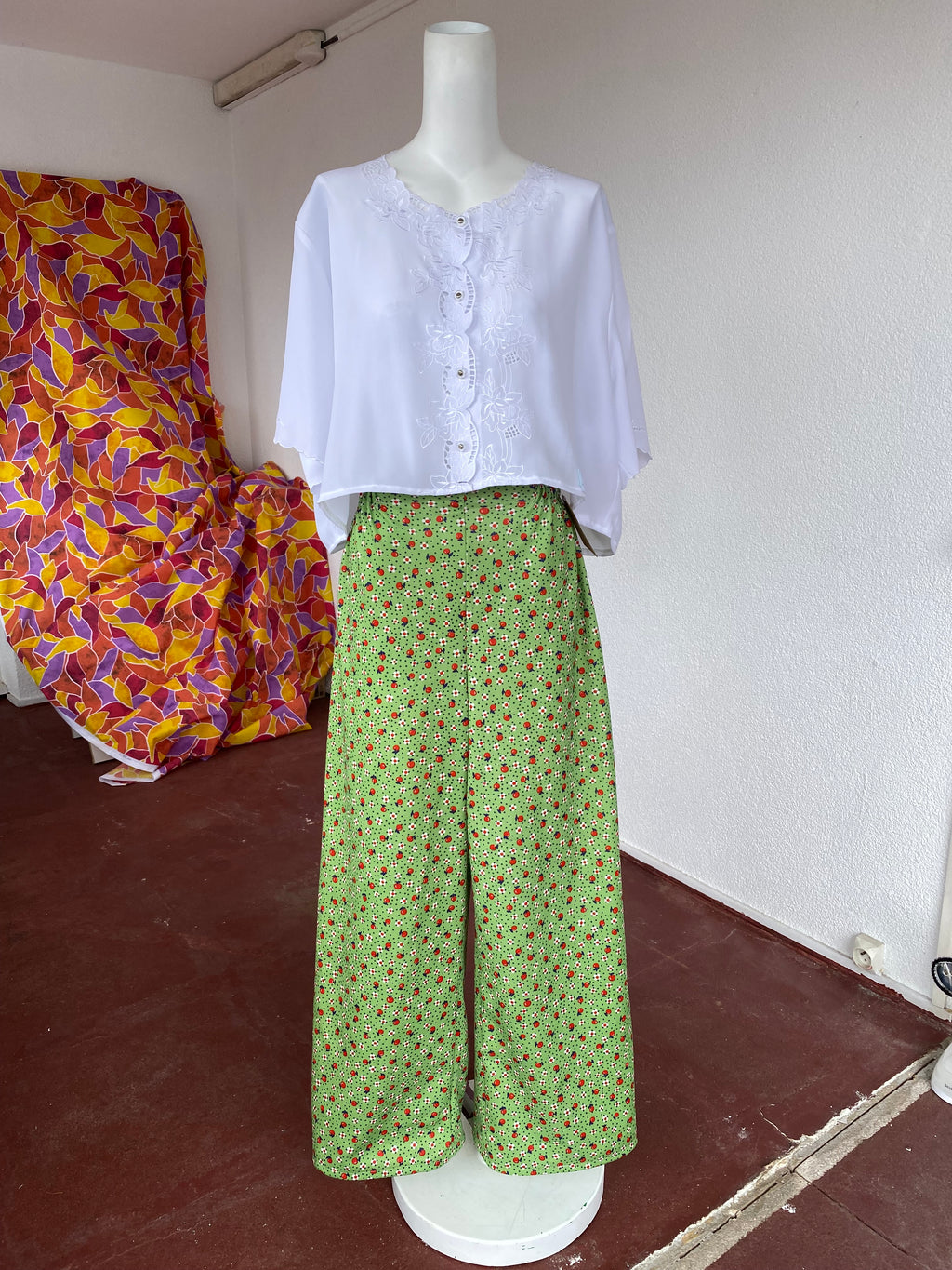 Pants • T. XS/S • Pantalon upcyclé vert, motifs fleurs et pommes rouges