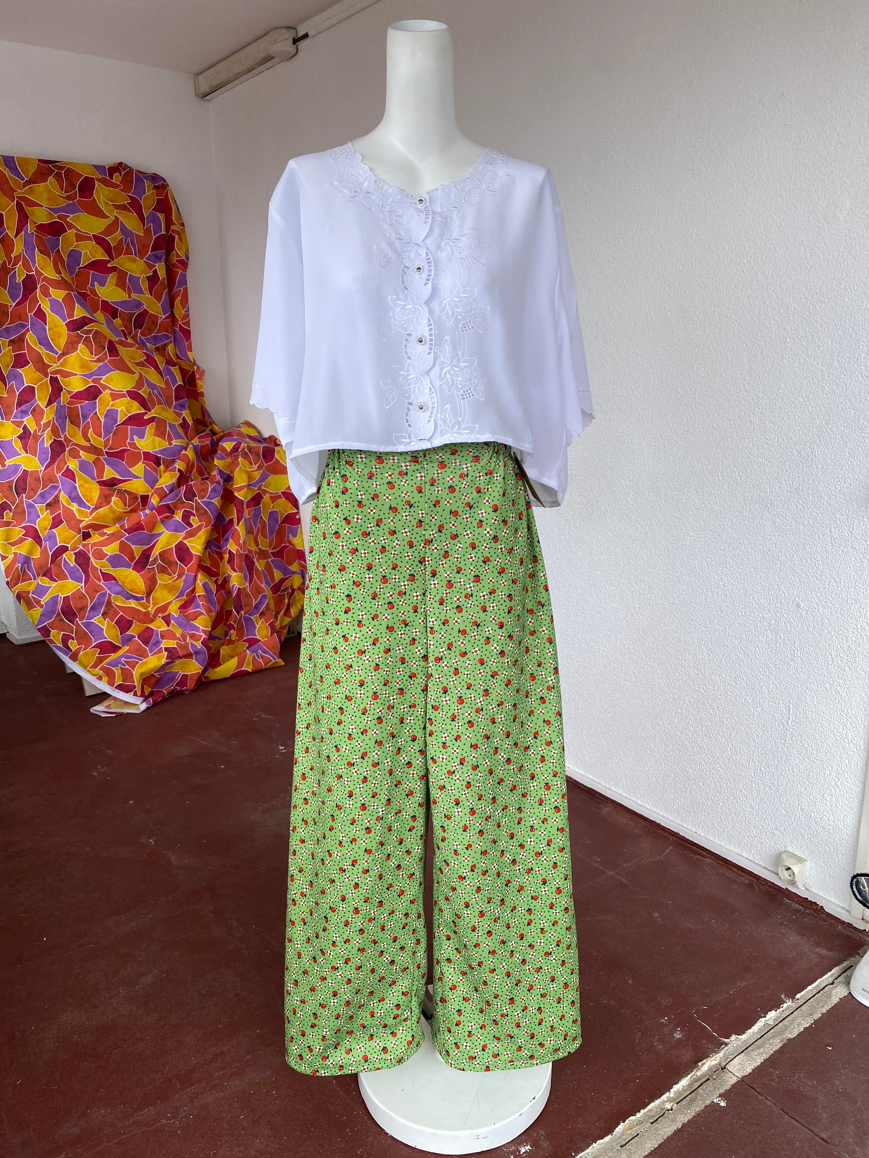 Pants • T. XS/S • Pantalon upcyclé vert, motifs fleurs et pommes rouges