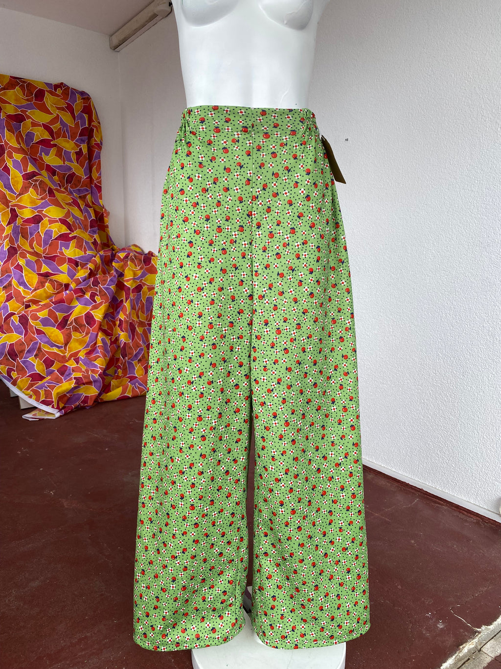 Pants • T. XS/S • Pantalon upcyclé vert, motifs fleurs et pommes rouges