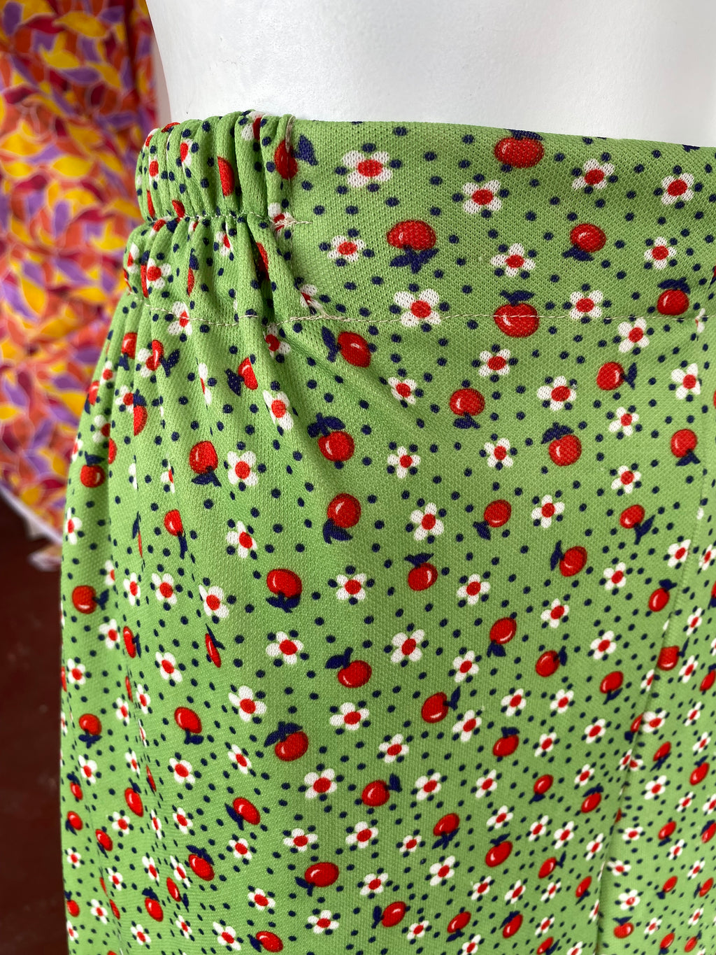 Pants • T. XS/S • Pantalon upcyclé vert, motifs fleurs et pommes rouges