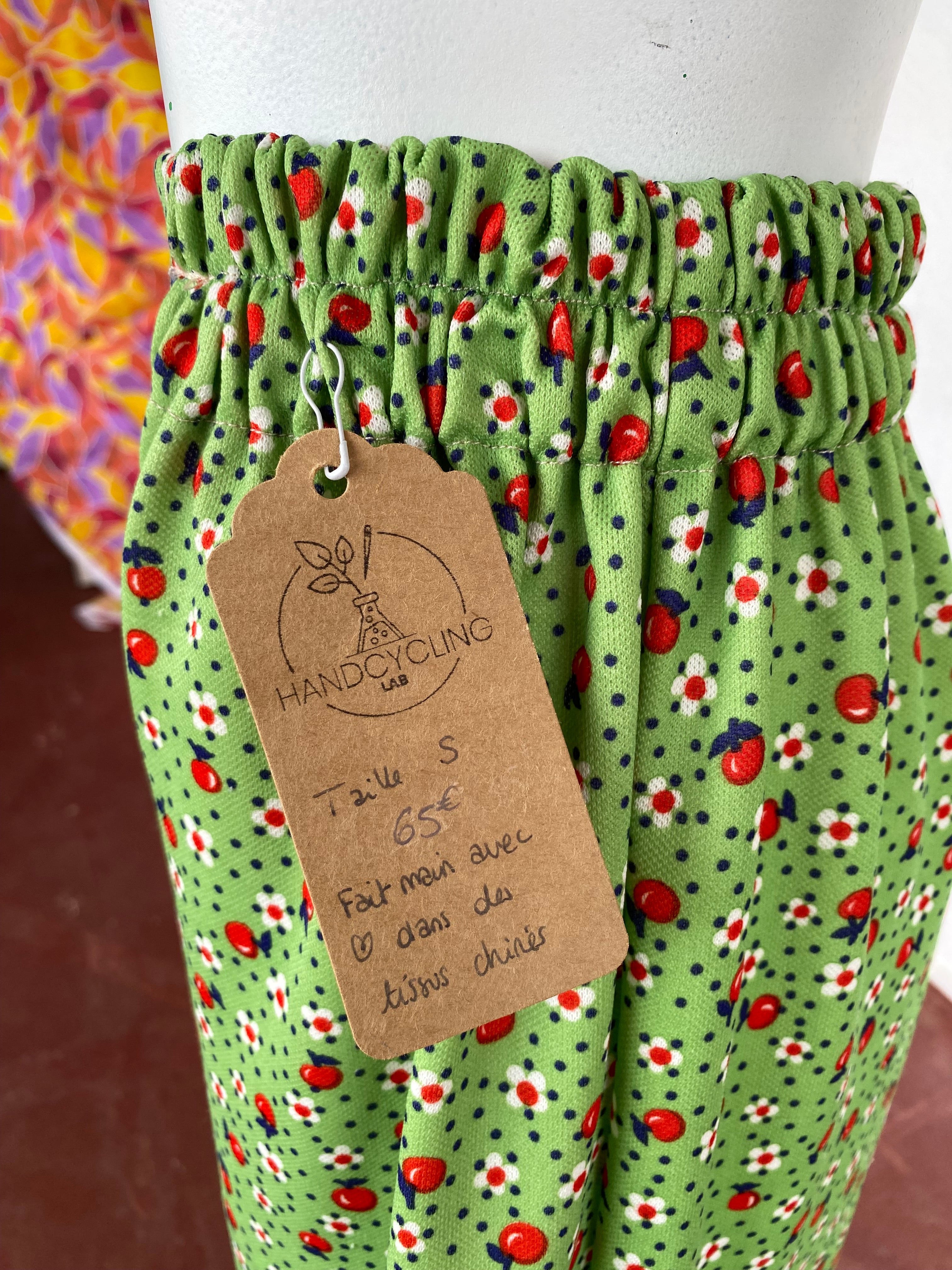 Pants • T. XS/S • Pantalon upcyclé vert, motifs fleurs et pommes rouges