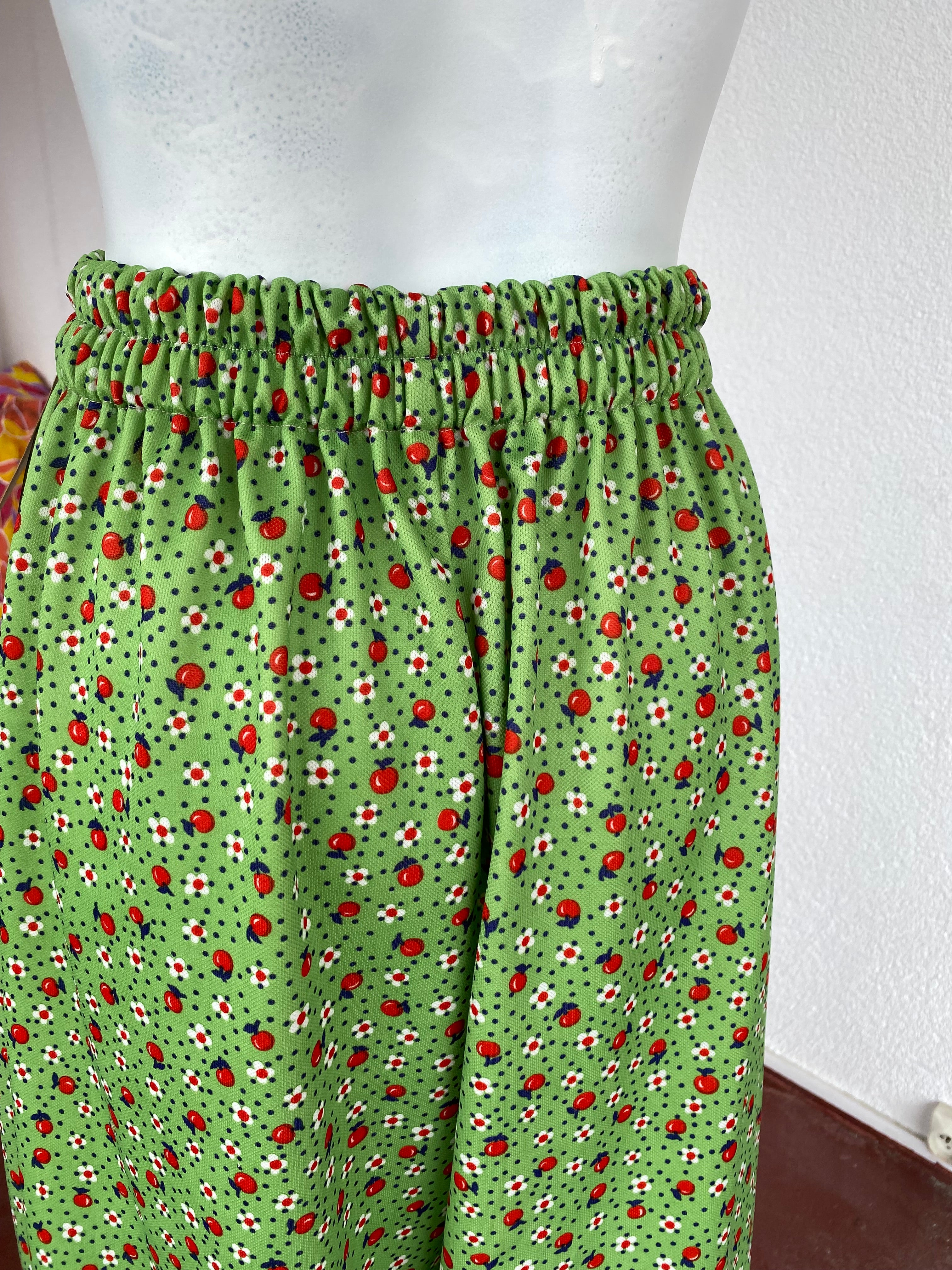 Pants • T. XS/S • Pantalon upcyclé vert, motifs fleurs et pommes rouges