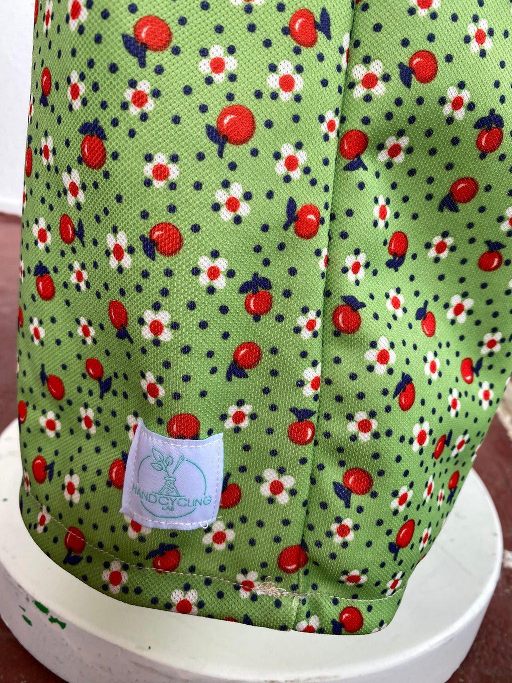 Pants • T. XS/S • Pantalon upcyclé vert, motifs fleurs et pommes rouges