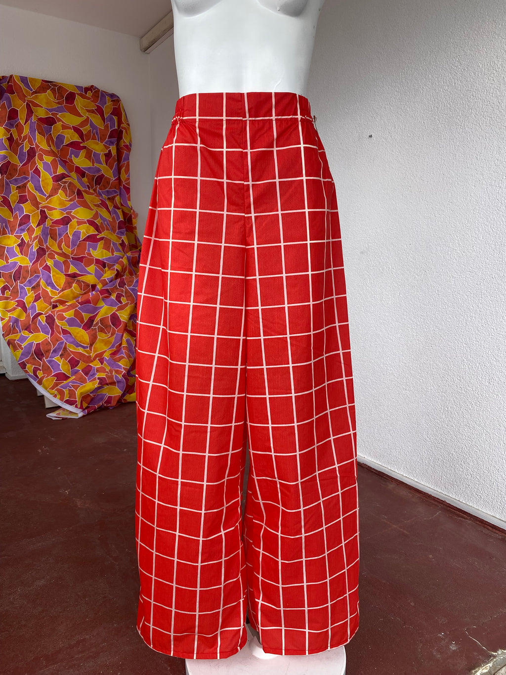 Pants • Taille M • Pantalon upcyclé rigide rouge à traits blancs