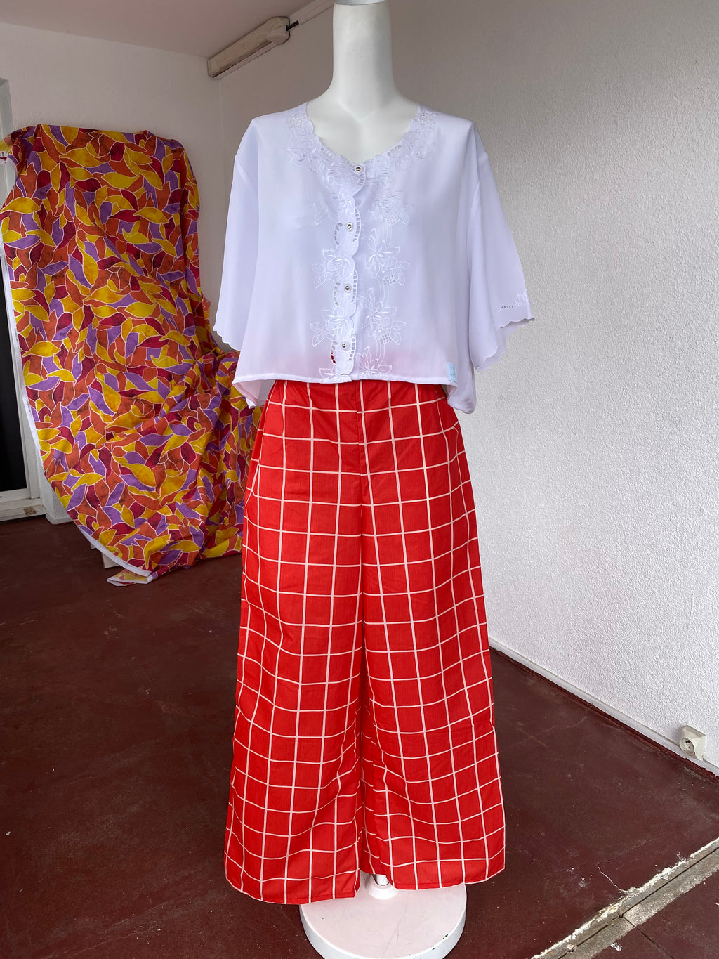 Pants • Taille M • Pantalon upcyclé rigide rouge à traits blancs