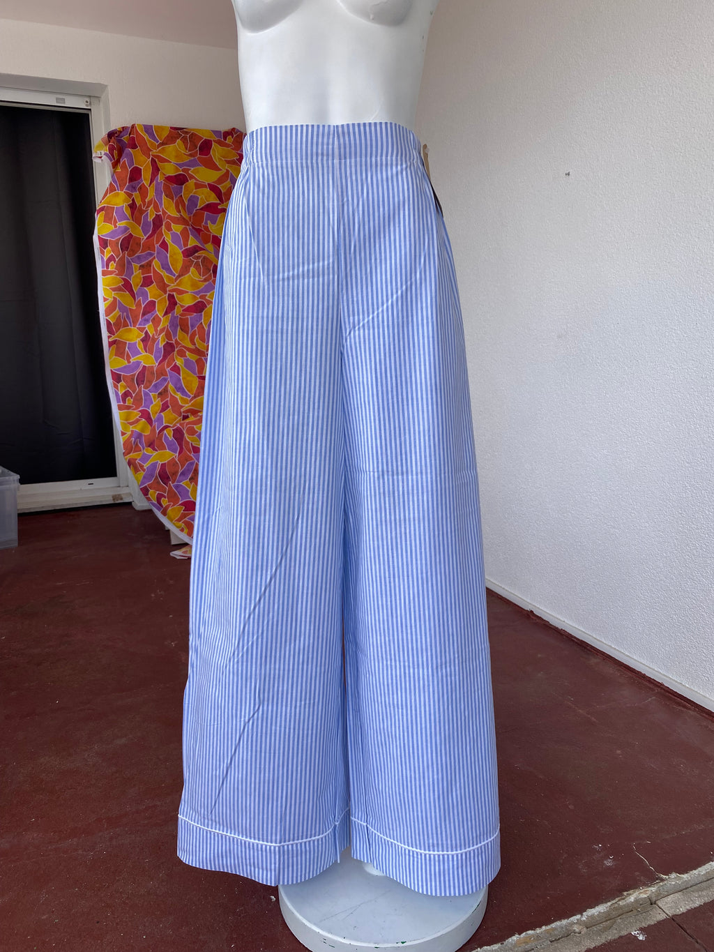 .Pants • Taille XS/S • Pantalon upcyclé à fines rayures bleu ciel et blanches